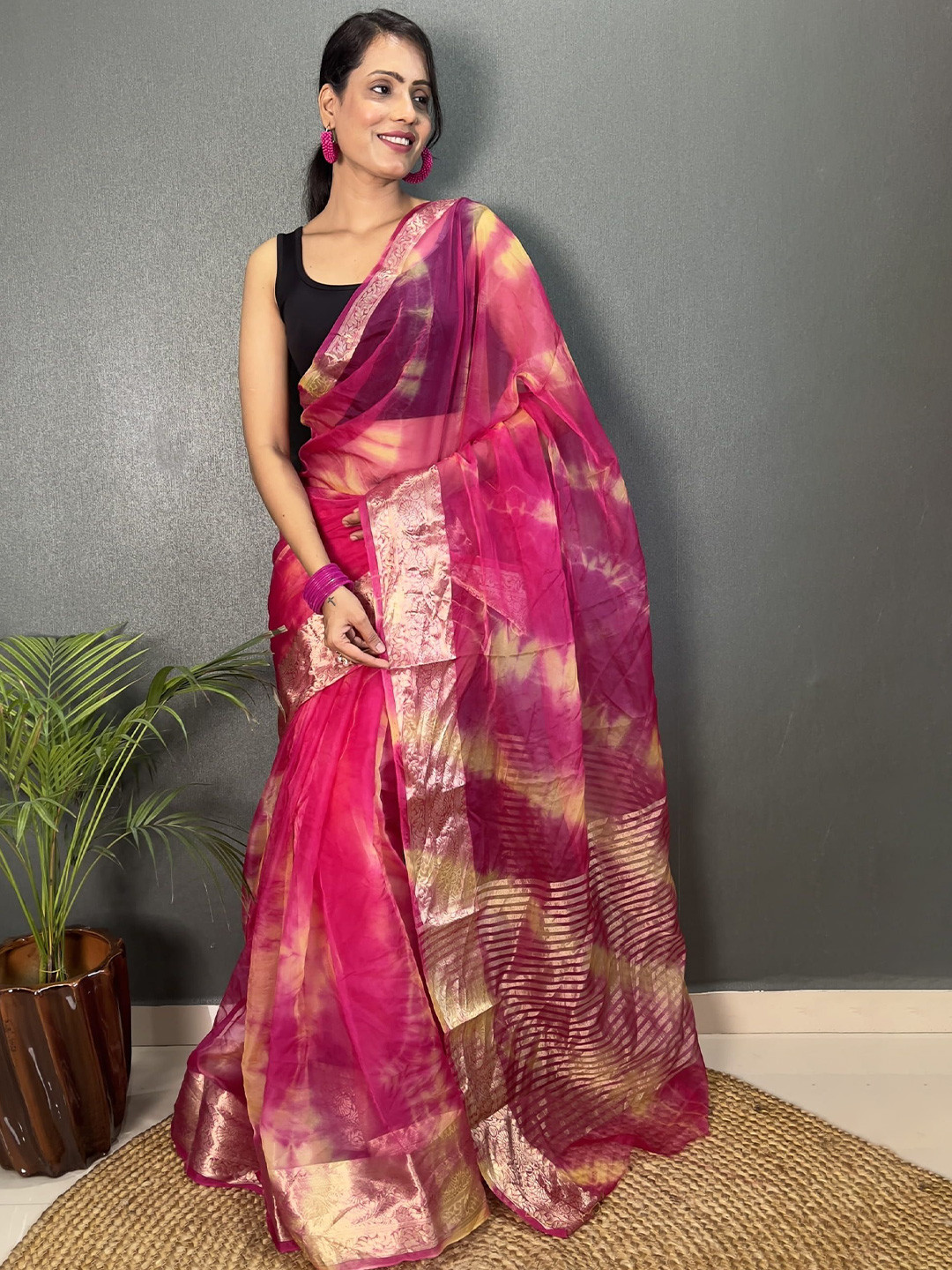 

DIVASTRI Women Tie and Dye Zari Organza Saree, Pink