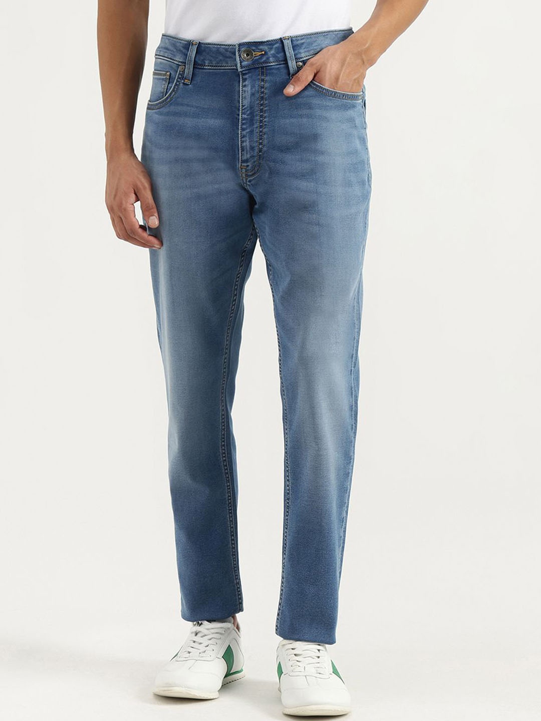 

United Colors of Benetton Men Slim Fit Mid-Rise Light Fade Jeans, Blue