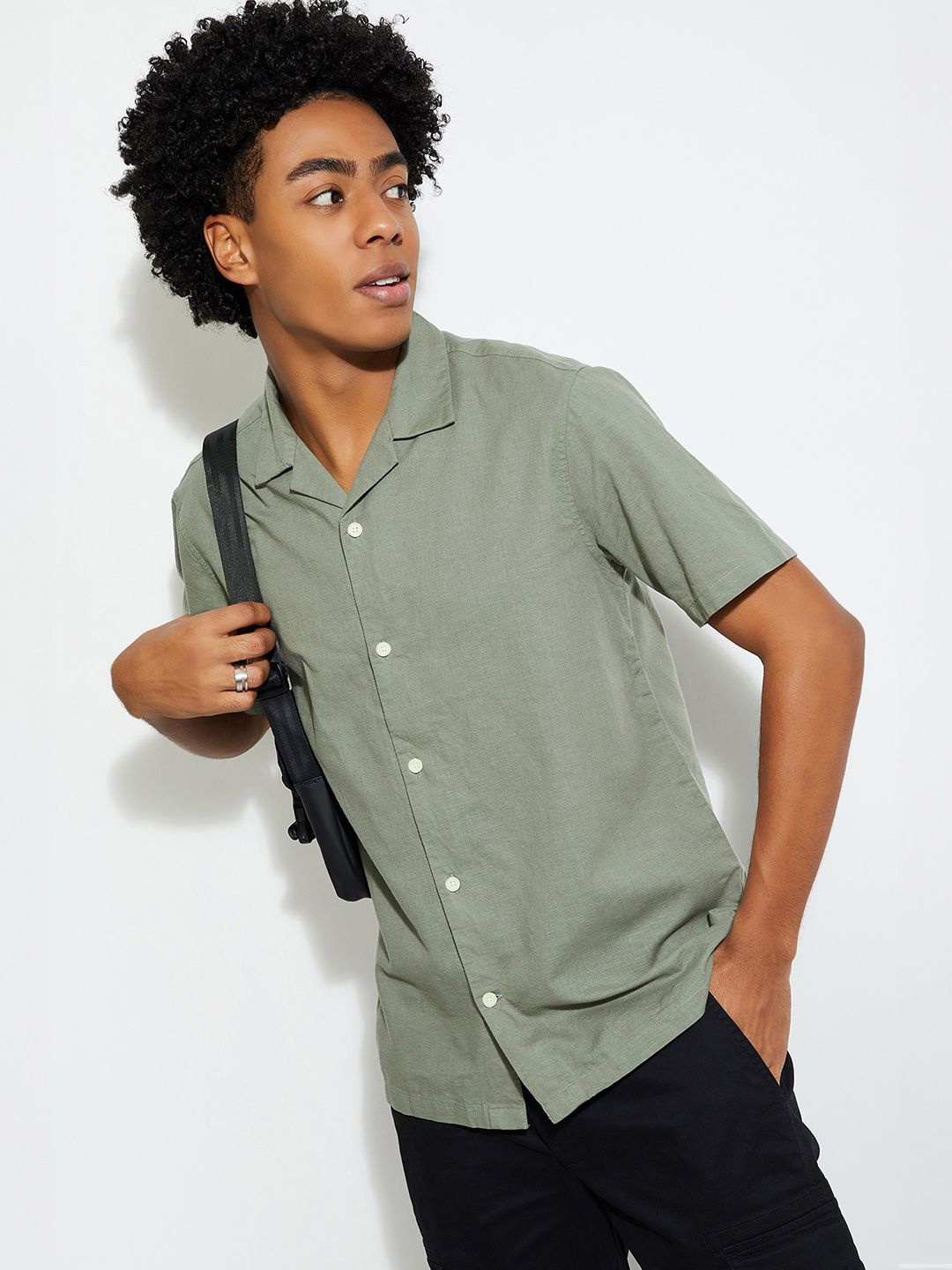 

MAX URB_N Men Regular Fit Solid Resort Shirt, Green