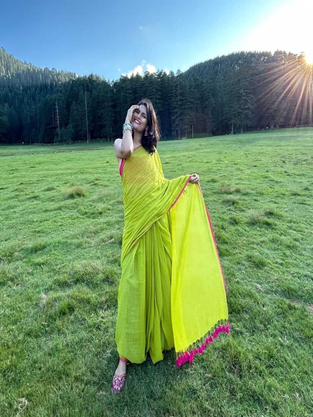 

VRAGI Embroidered Pure Georgette Maheshwari Saree, Green