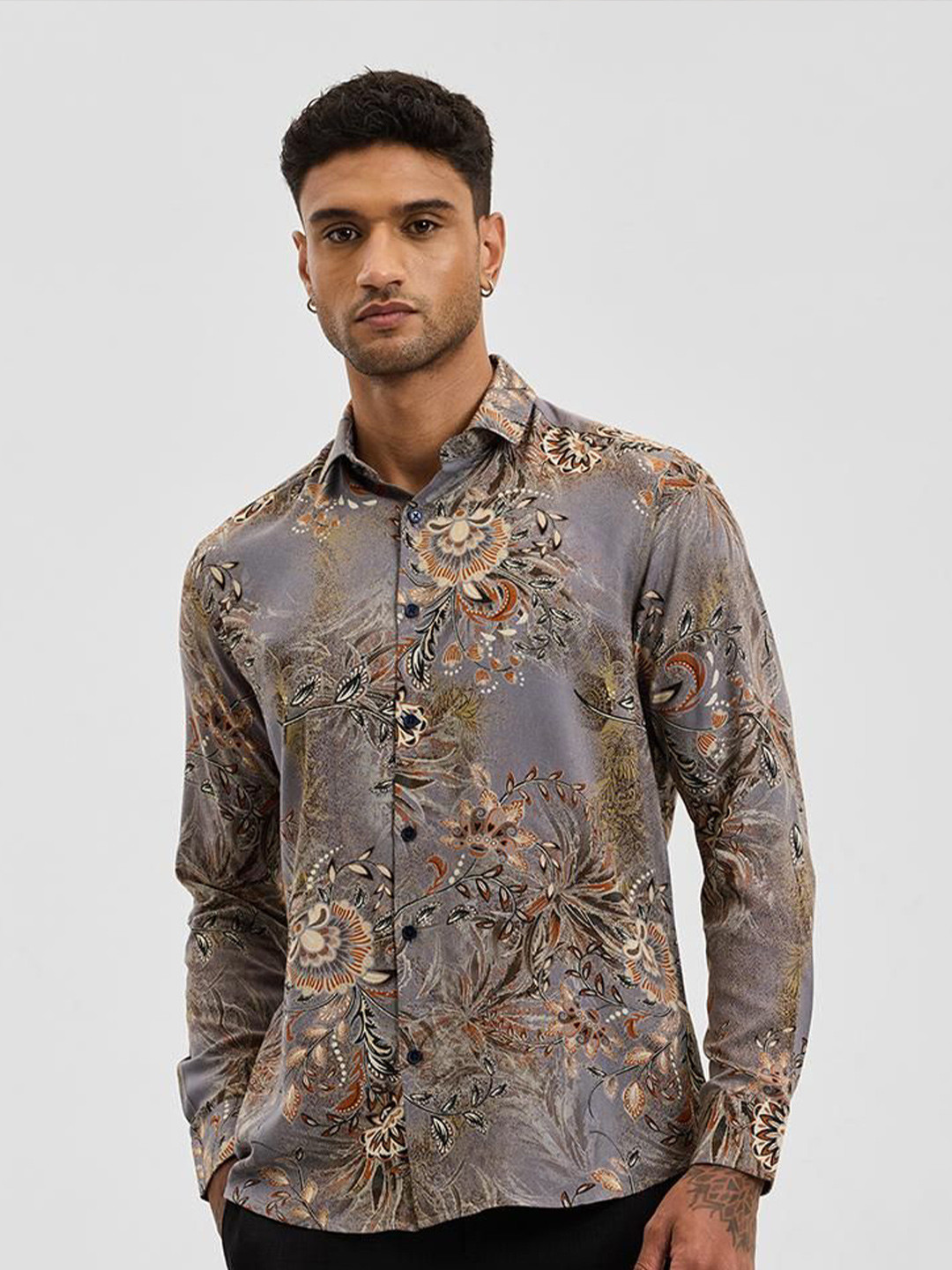 

Snitch Men Smart Spread Collar Floral Printed Casual Shirt, Grey
