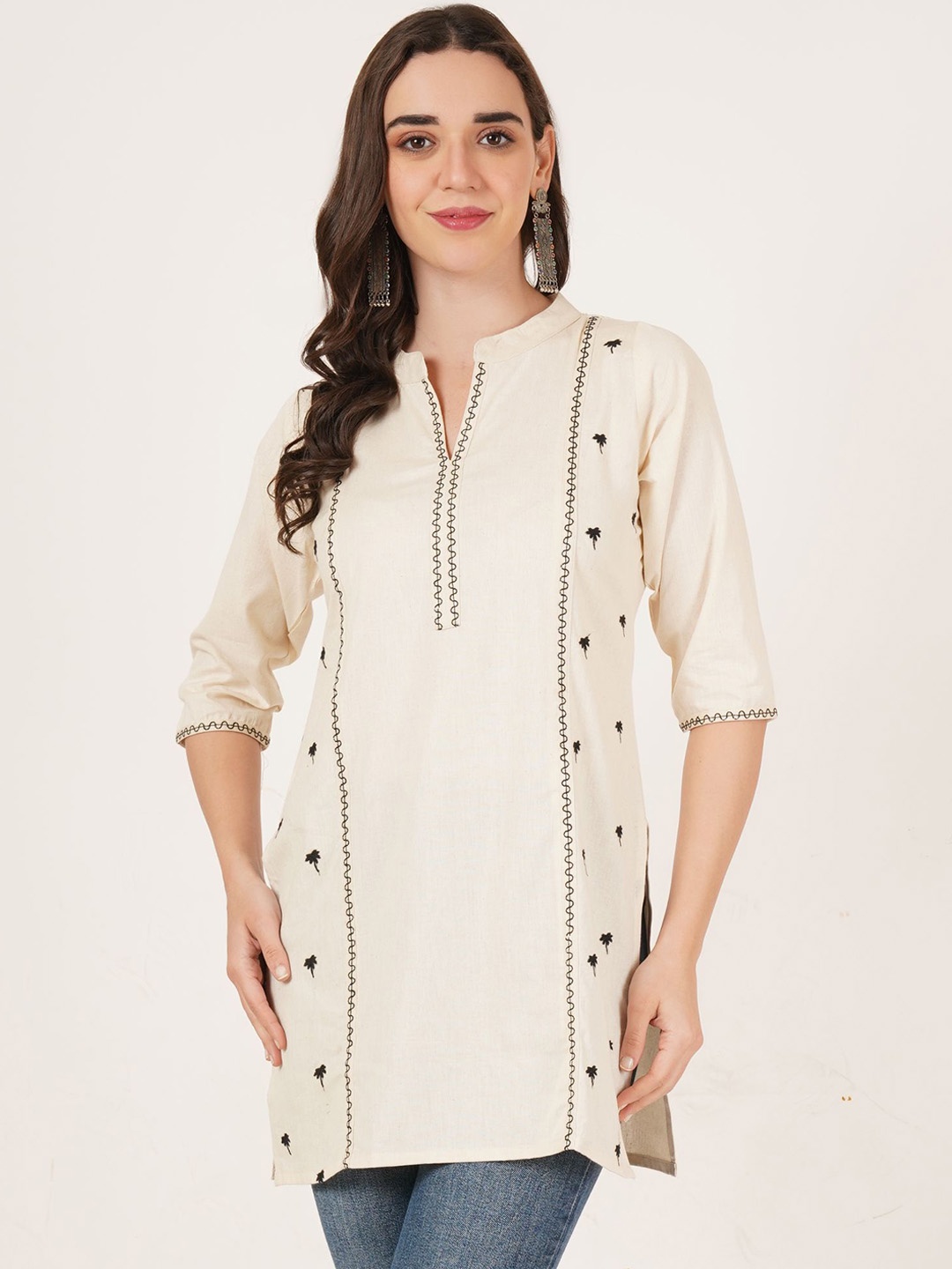 

Brownverse Floral Embroidered Cotton Straight Kurta, Off white