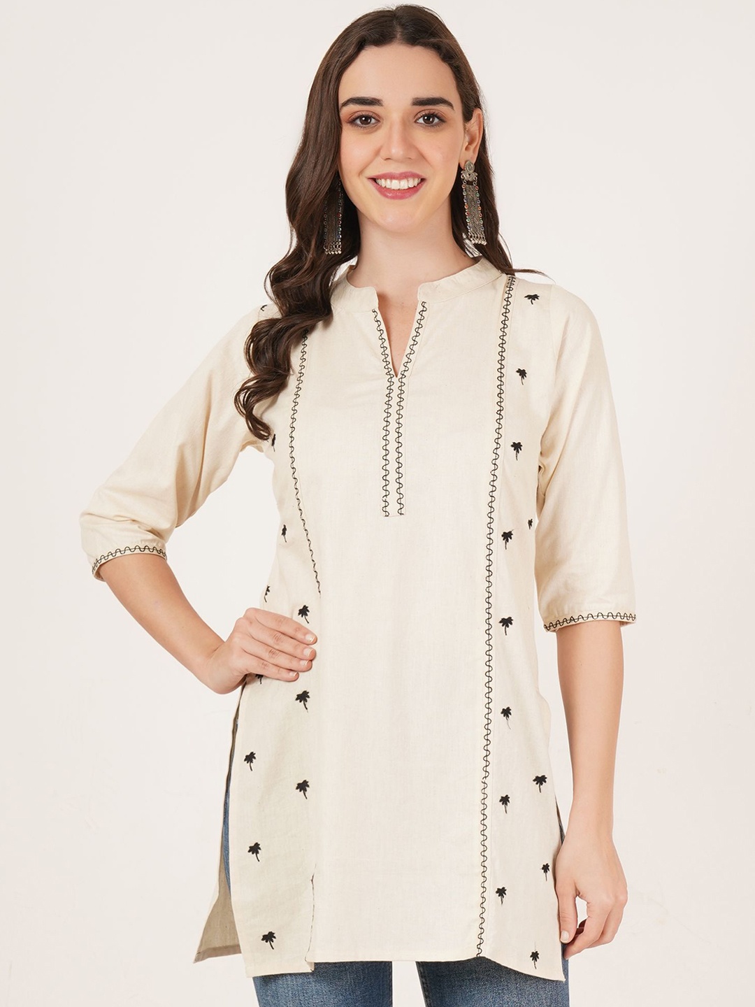 

Brownverse Mandarin Collar Embroidered Gotta Patti Cotton Straight Kurti, Off white