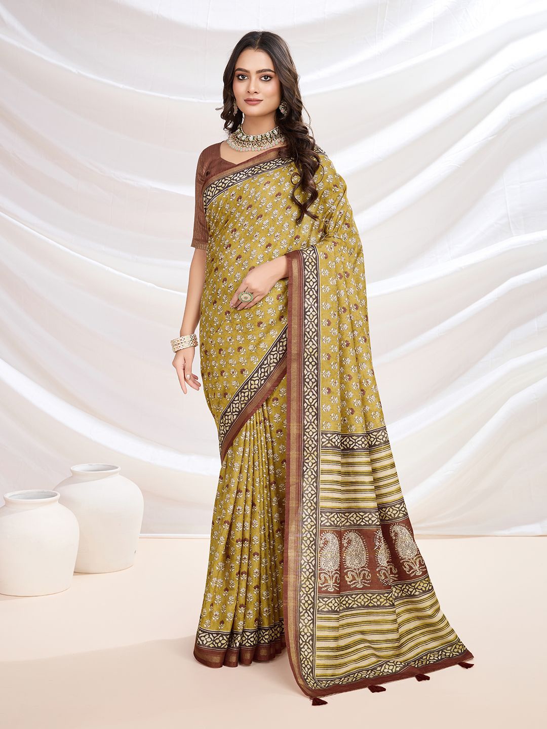 

Mitera Floral Printed Saree With Blouse Piece, Yellow