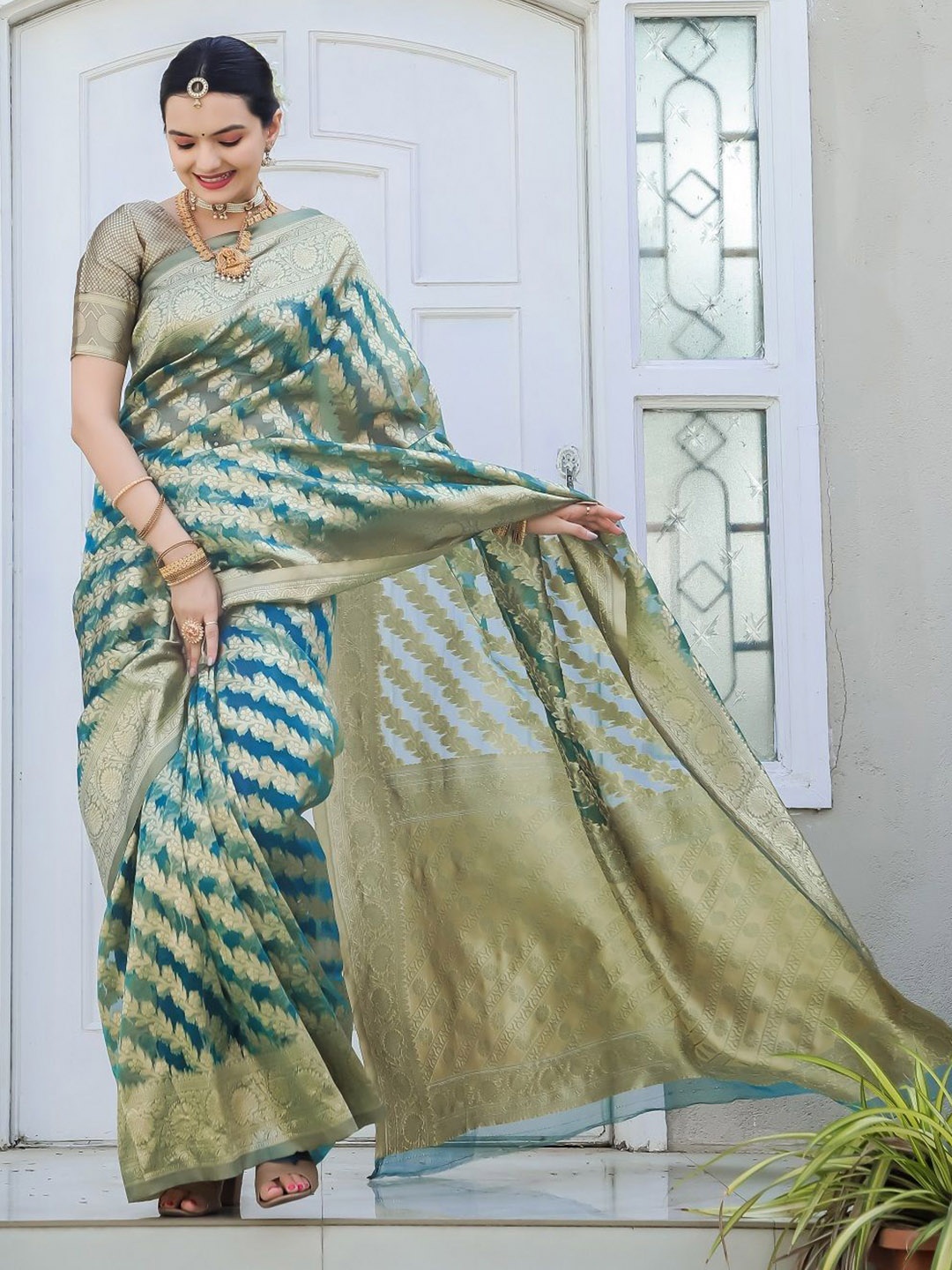 

choiceit Woven Design Zari Organza Saree, Green