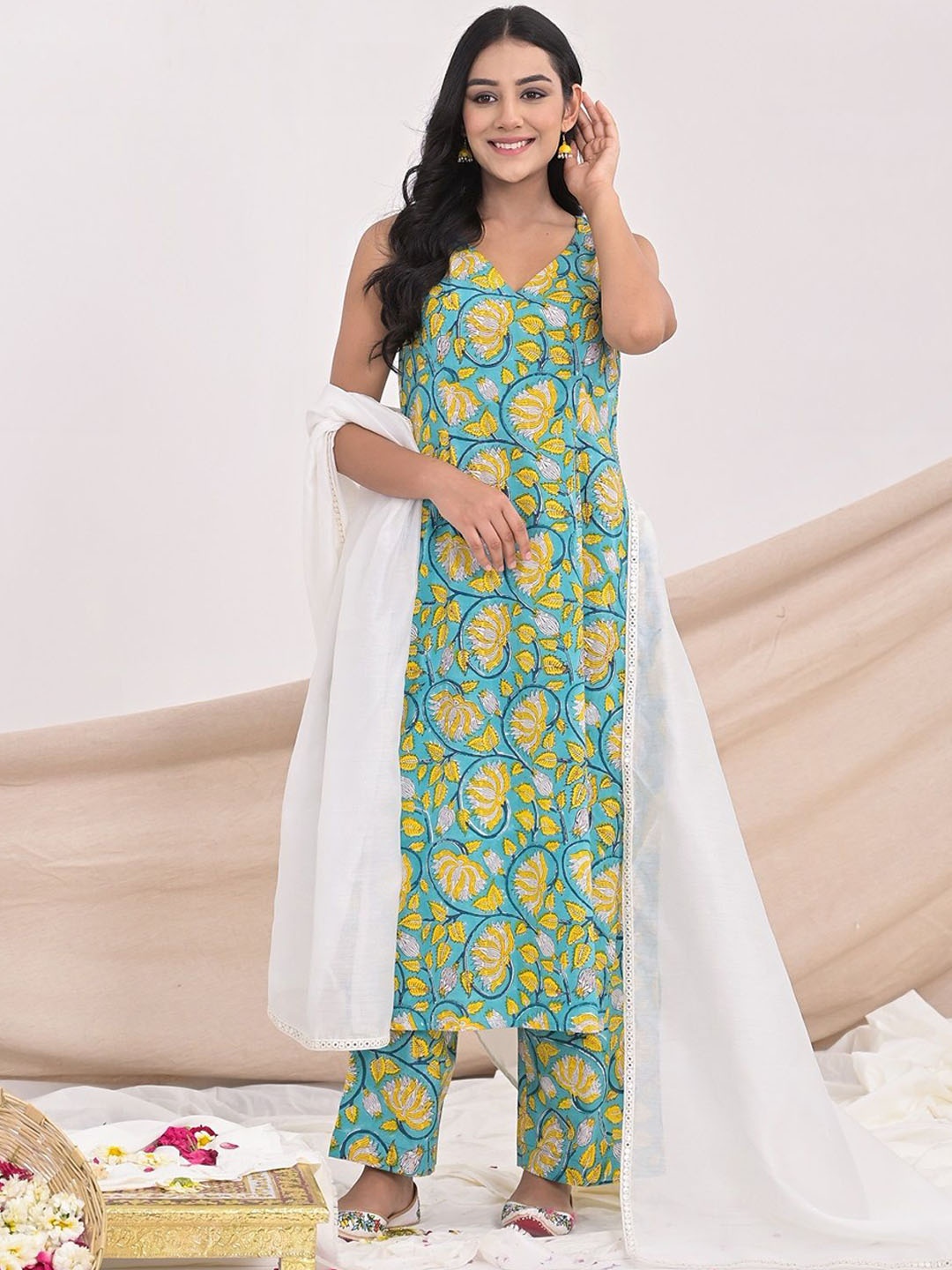 

MAHUKAA Floral Printed Pure Cotton Kurta with Trousers & Dupatta, Green