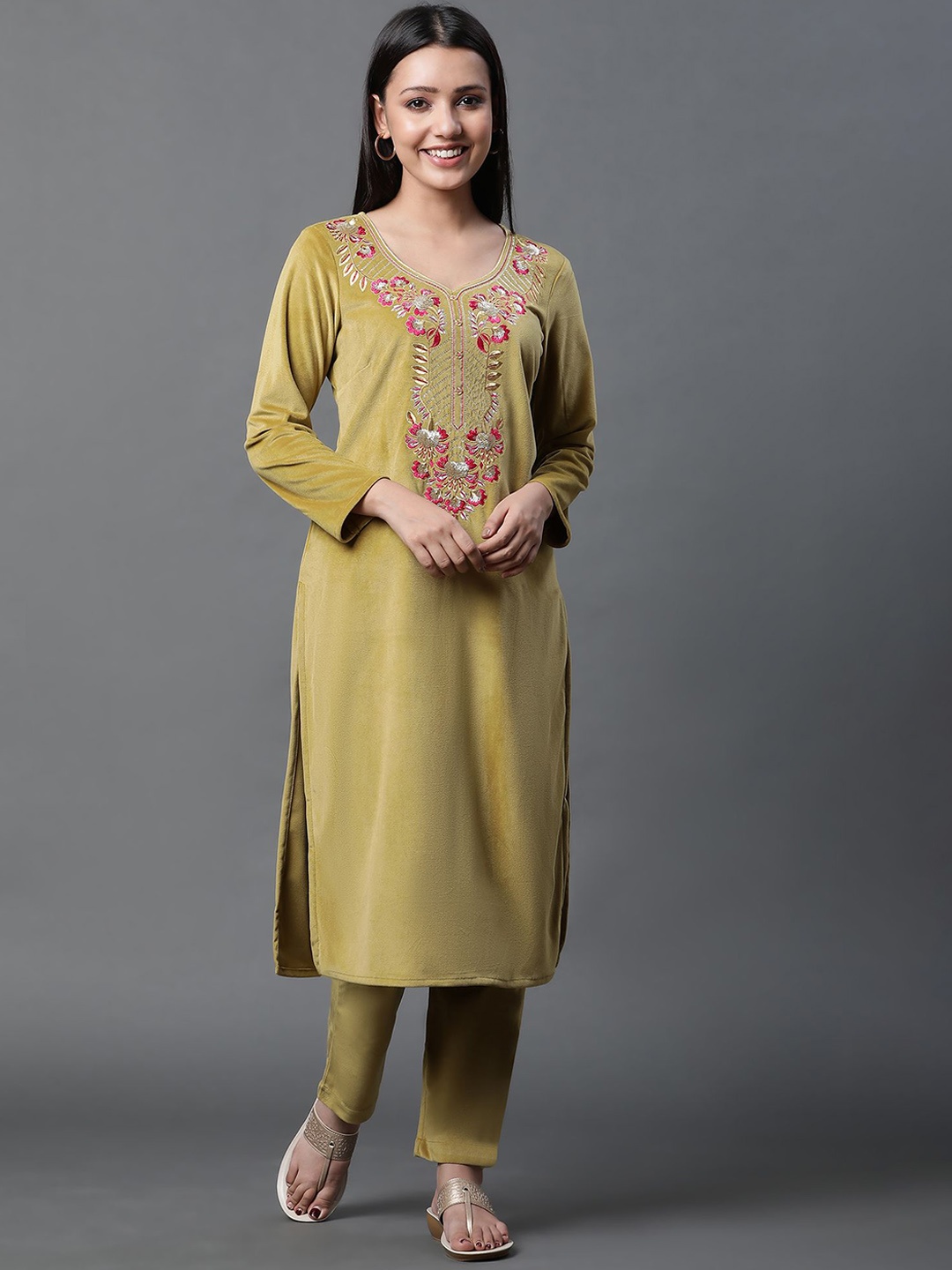 

AURELIA Floral Embroidered Round Neck Sequinned Straight Kurta With Trousers, Green