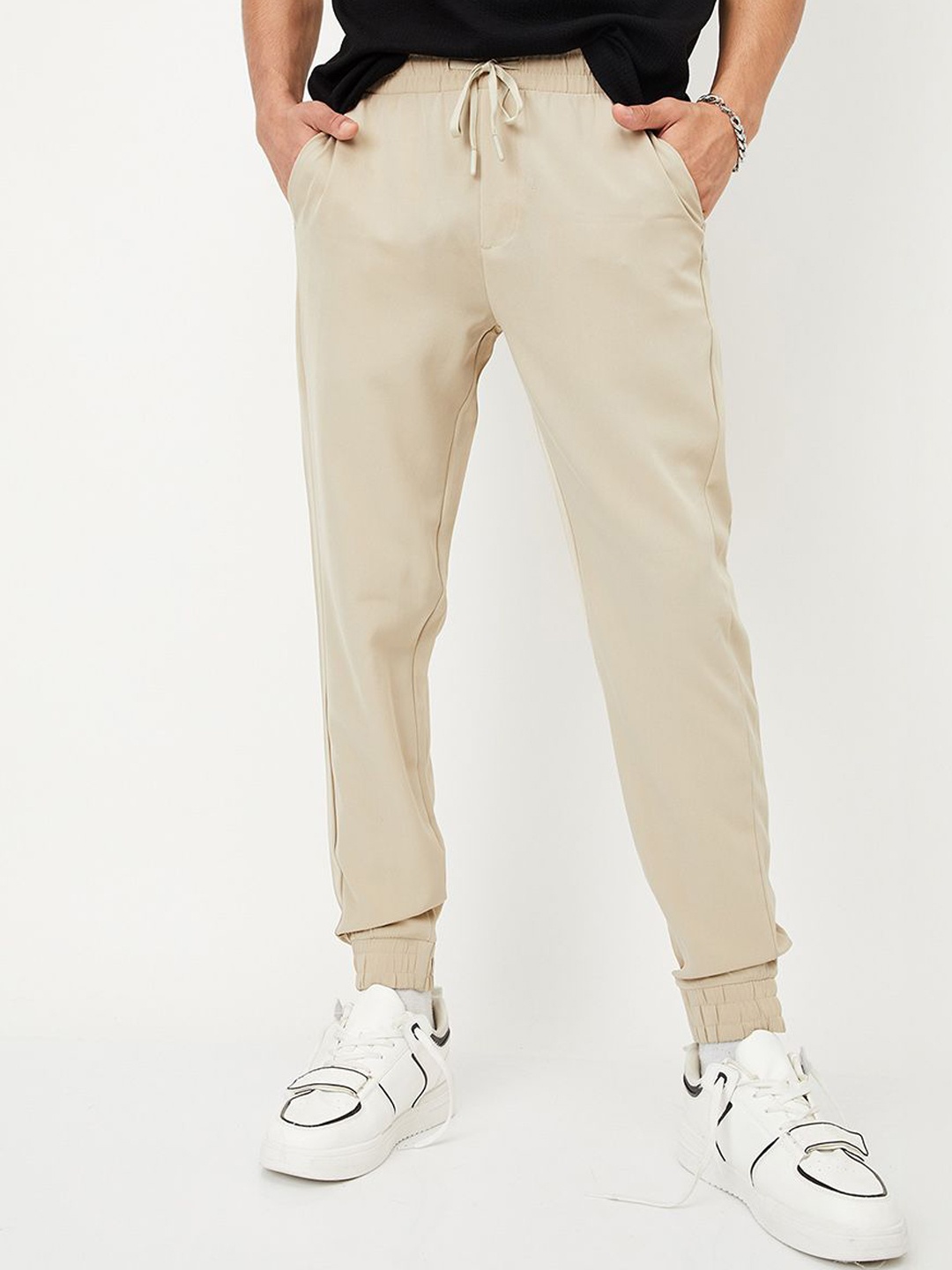

max Men Regular Fit Mid-Rise Joggers, Cream