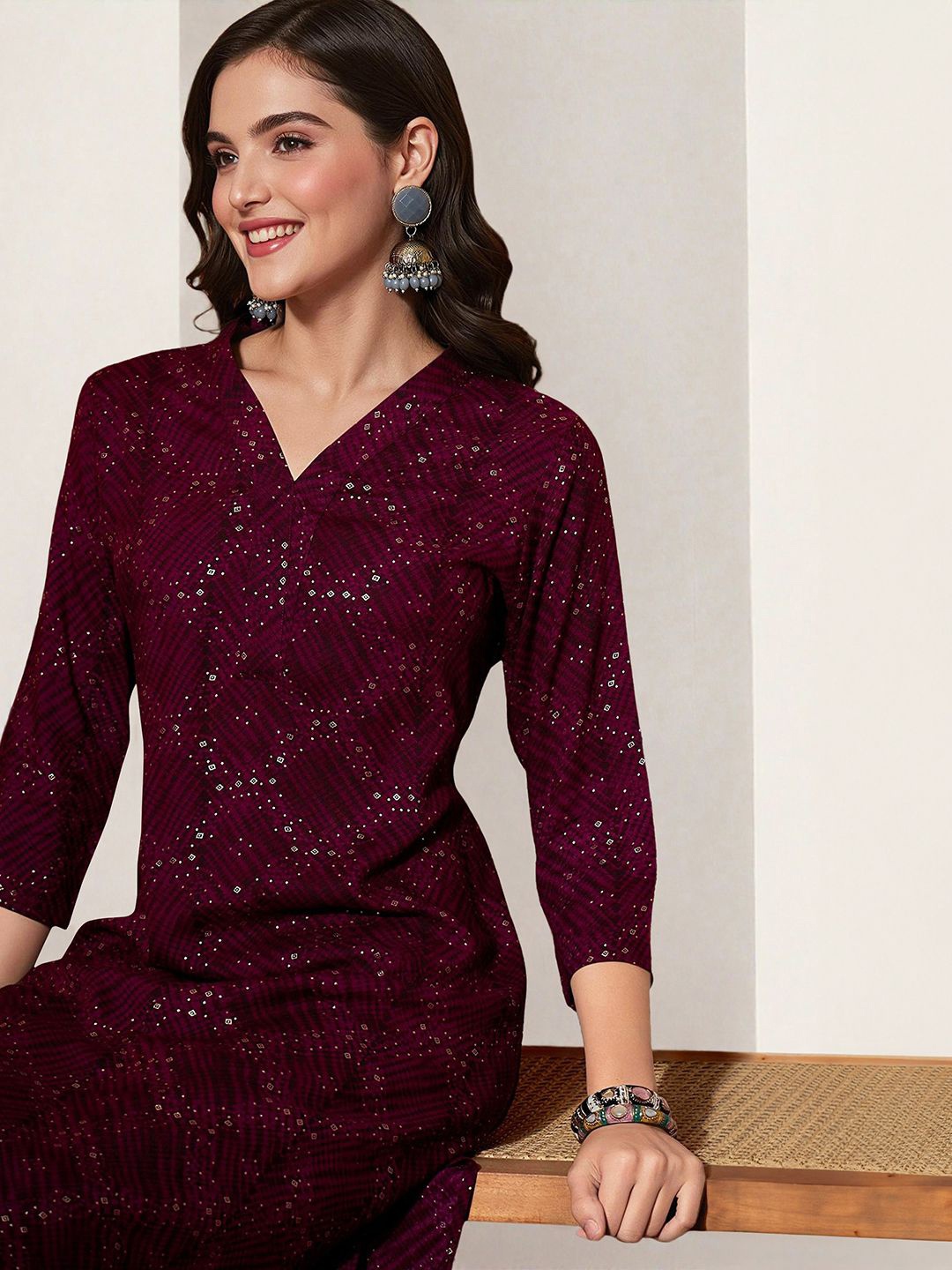 

Ishin Ethnic Motifs Printed V-neck Kurta And Trousers, Maroon