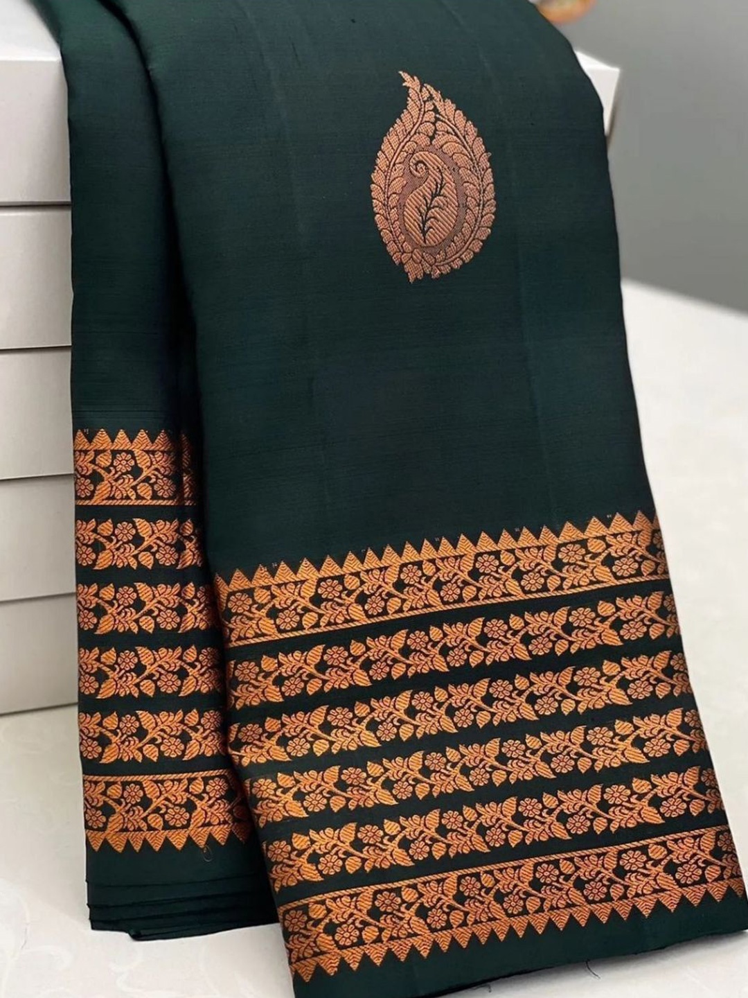 

Taslar Woven Design Ethnic Motifs Pure Silk Banarasi Saree, Green