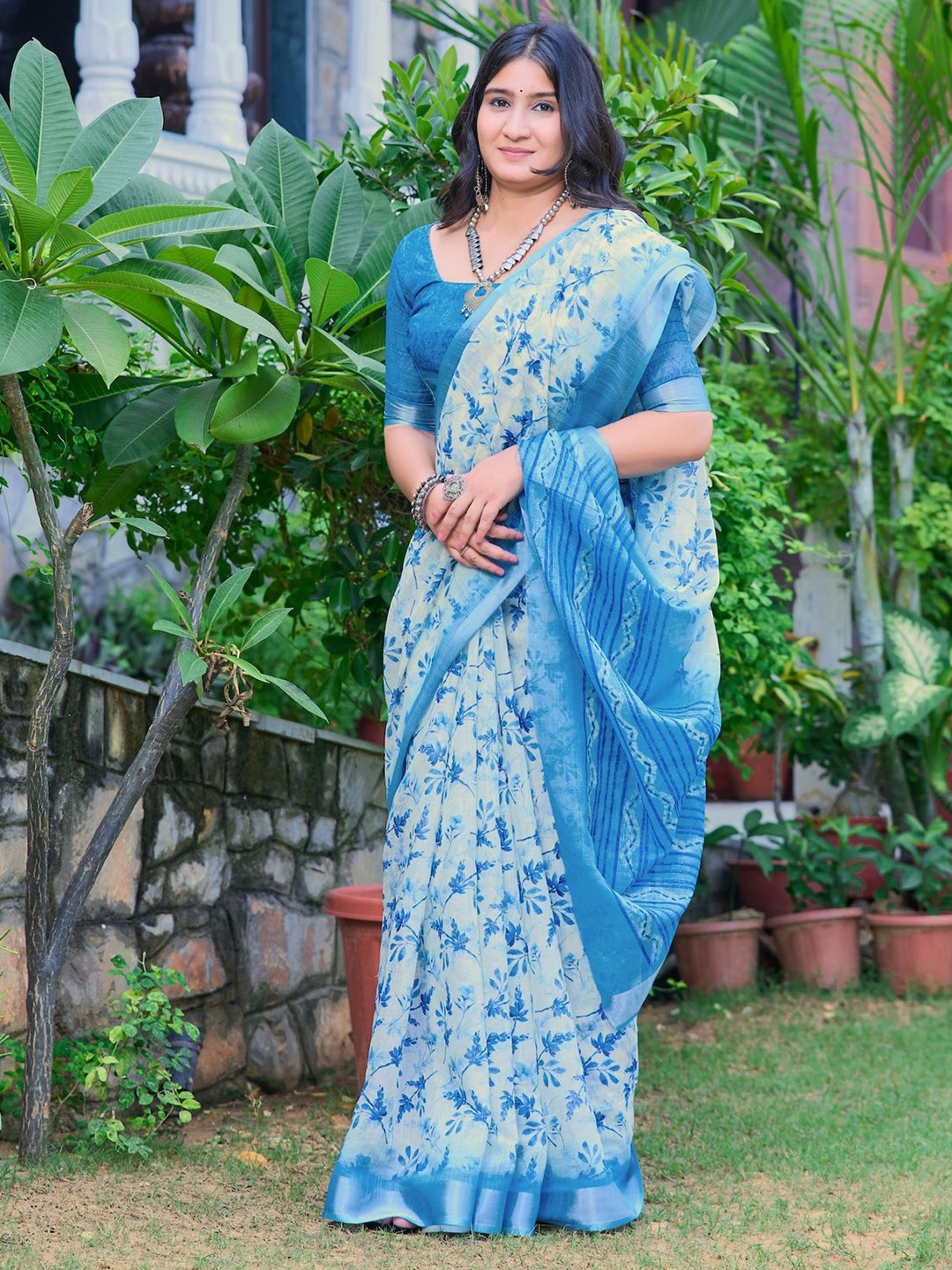 

Celeb Styles Floral Printed Saree, Blue