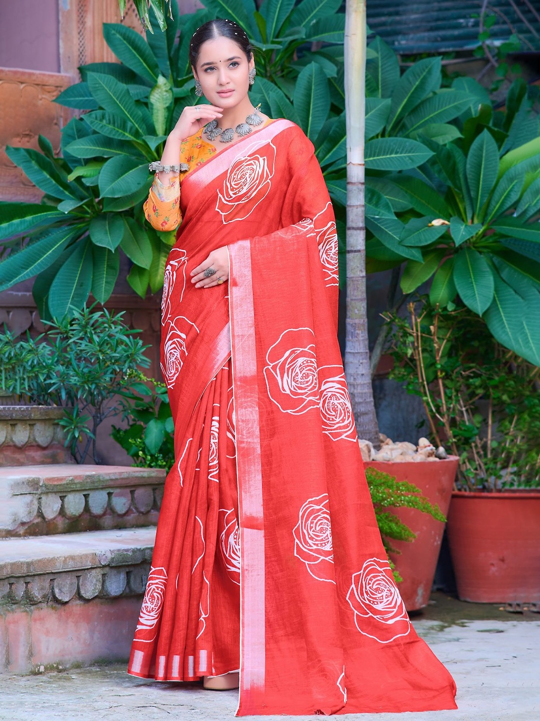 

Celeb Styles Floral Printed Zari Saree, Red