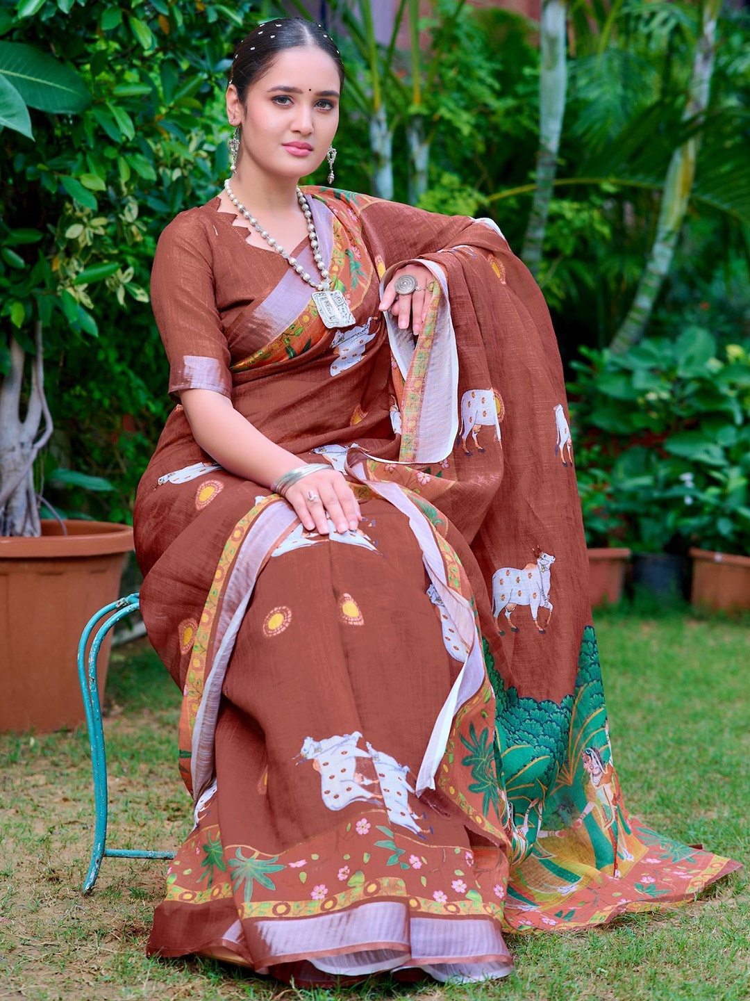 

Celeb Styles Ethnic Motif Printed Saree, Brown