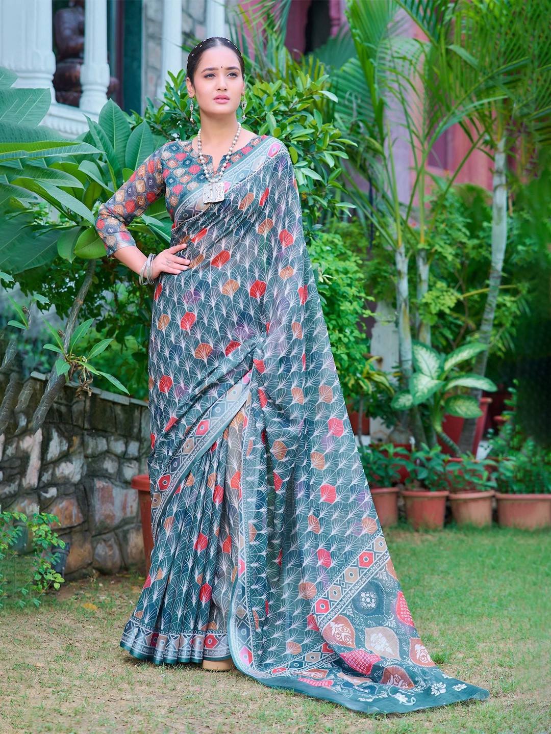 

Celeb Styles Floral Printed Zari Saree, Green