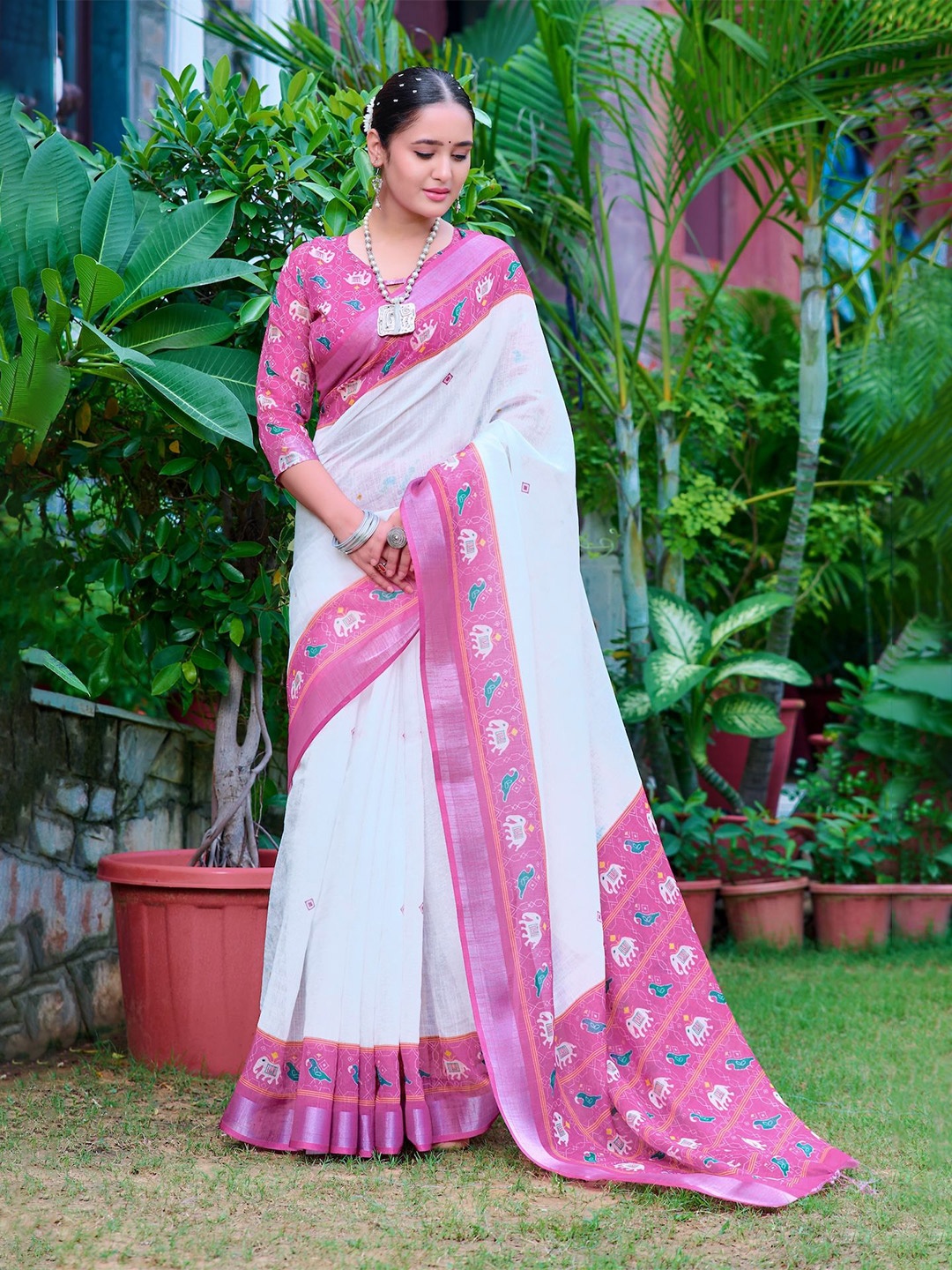 

Celeb Styles Ethnic Motifs Printed Saree, Pink