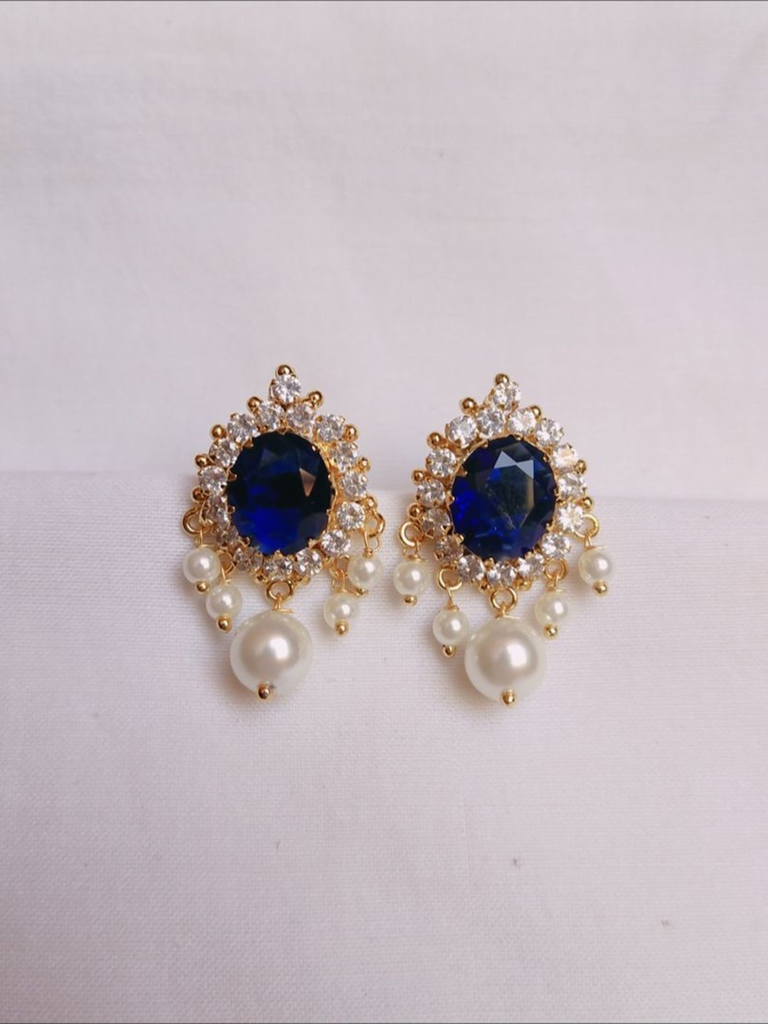 

kurdekars divuu Gold-Plated Artificial Beaded Circular Shaped Drop Earrings