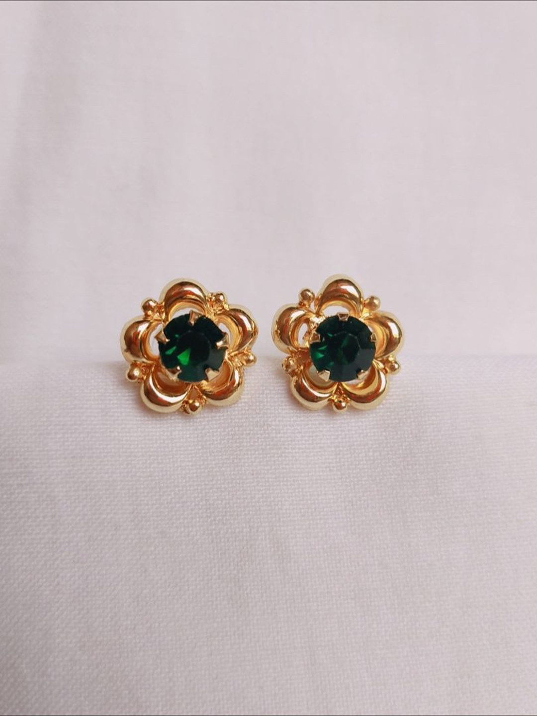 

kurdekars divuu Gold-Plated Artificial Beaded Floral Shaped Studs