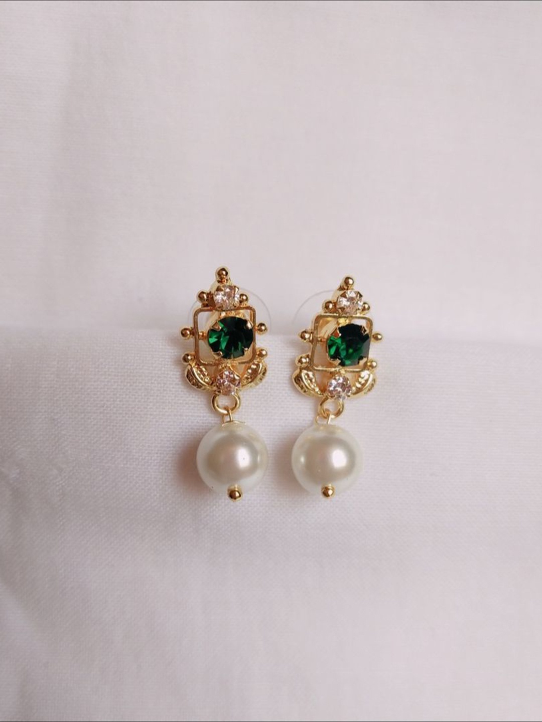 

kurdekars divuu Gold-Plated Artificial Beaded Geometric Shaped Drop Earrings