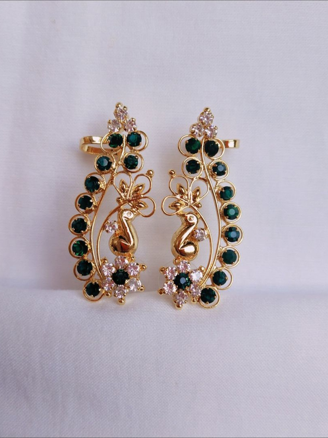 

kurdekars divuu Gold-Plated Artificial Beaded Peacock Shaped Ear Cuff