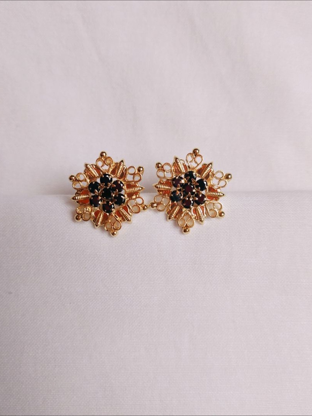 

kurdekars divuu Gold-Plated Artificial Beaded Floral Shaped Studs