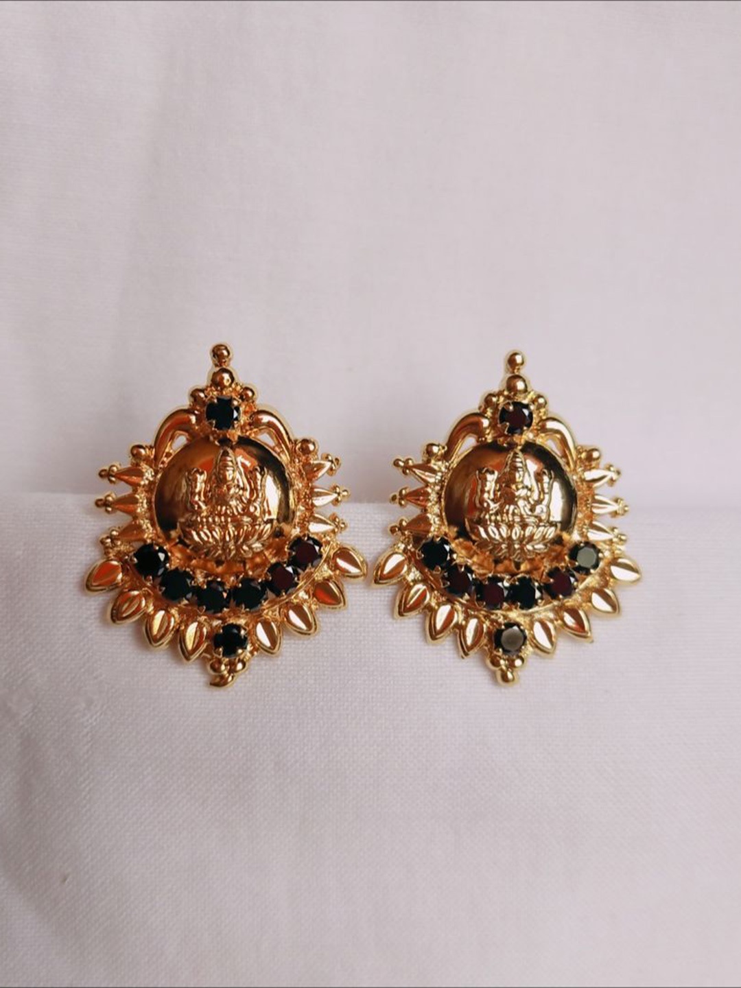 

kurdekars divuu Gold-Plated Laxmi Artificial Beaded Studs