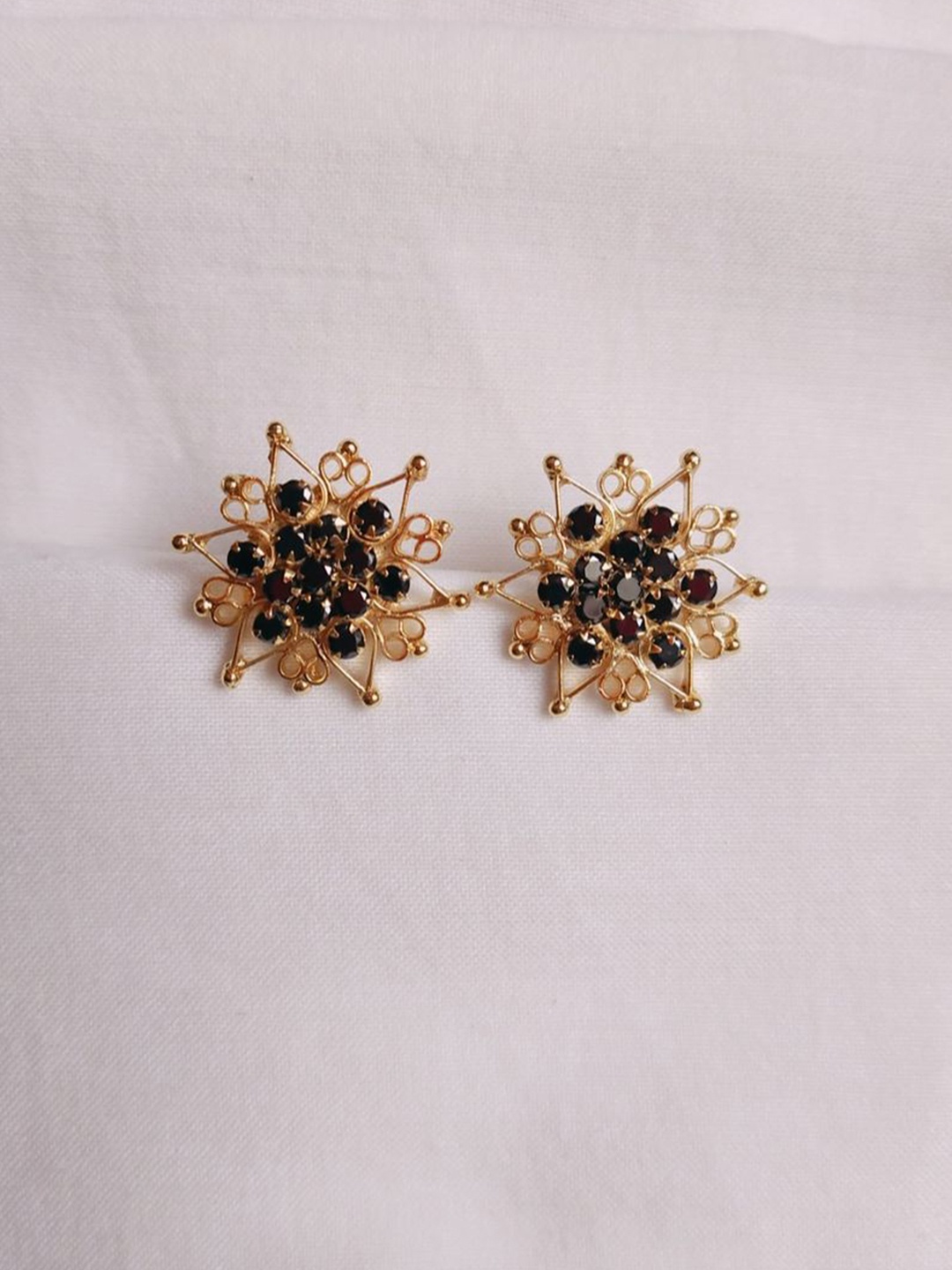 

kurdekars divuu Gold Plating Star Shaped Artificial Beads Studs Earrings, Black
