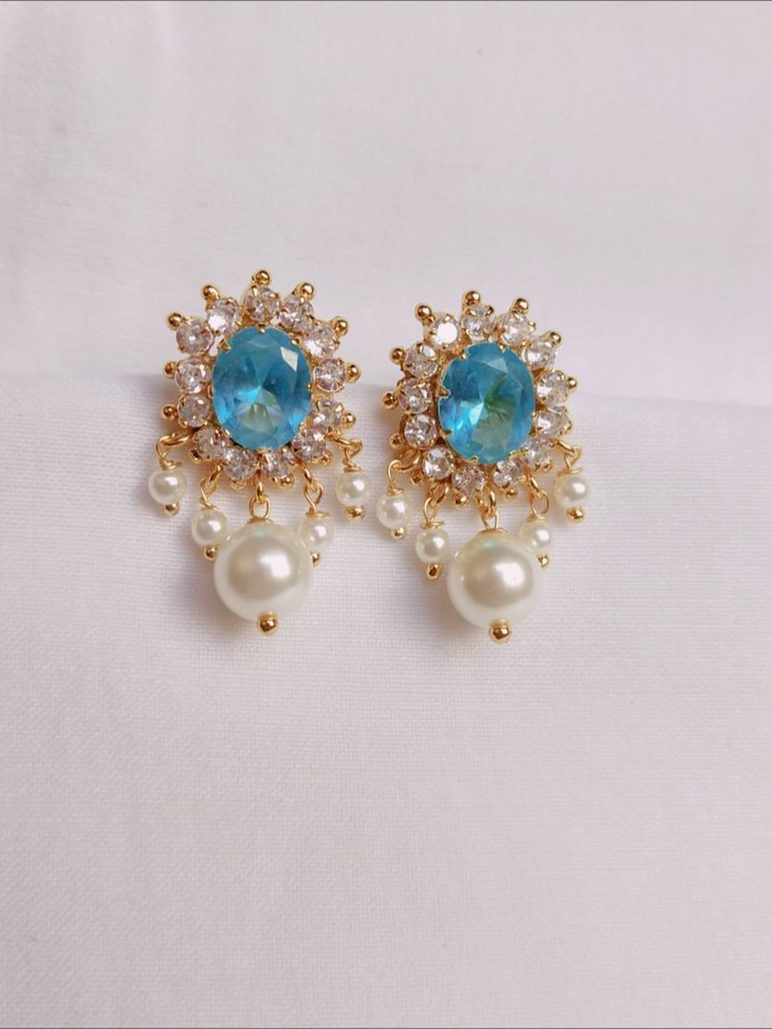 

kurdekars divuu Gold-Plated Artificial Beaded Circular Shaped Drop Earrings