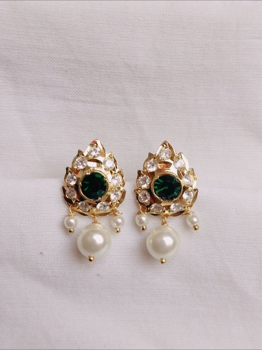 

kurdekars divuu Gold Plating Contemporary Artificial Beads Antique Studs Earrings, White