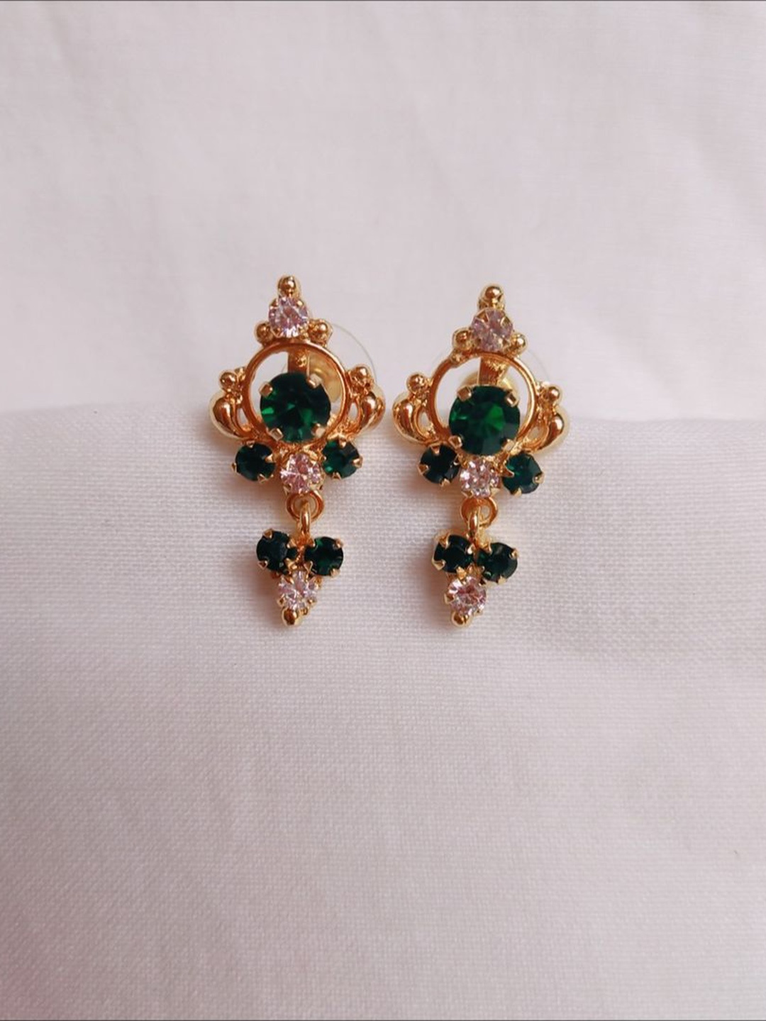 

kurdekars divuu Gold-Plated Artificial Stones Studded Contemporary Shaped Drop Earrings