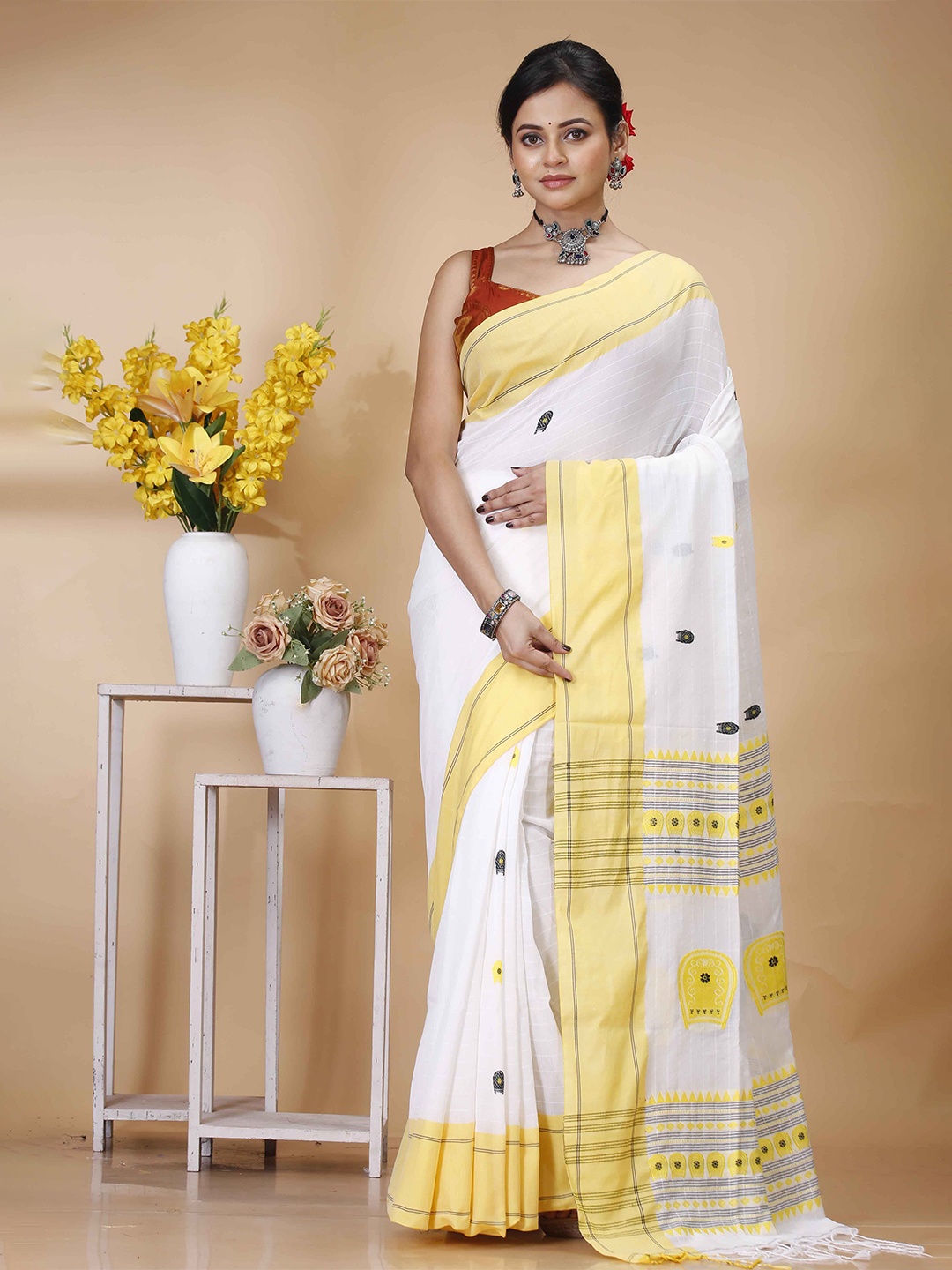 

Ruuprekha Woven Design Pure Cotton Khadi Saree, White