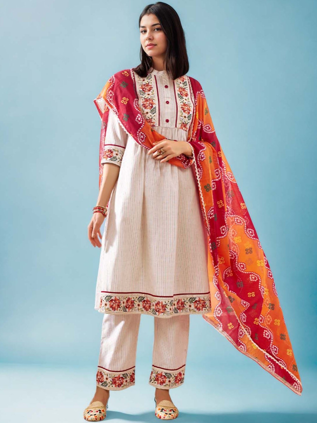 

sagarika Women Floral Embroidered Pleated Thread Work Kurta with Palazzos & With Dupatta, Cream