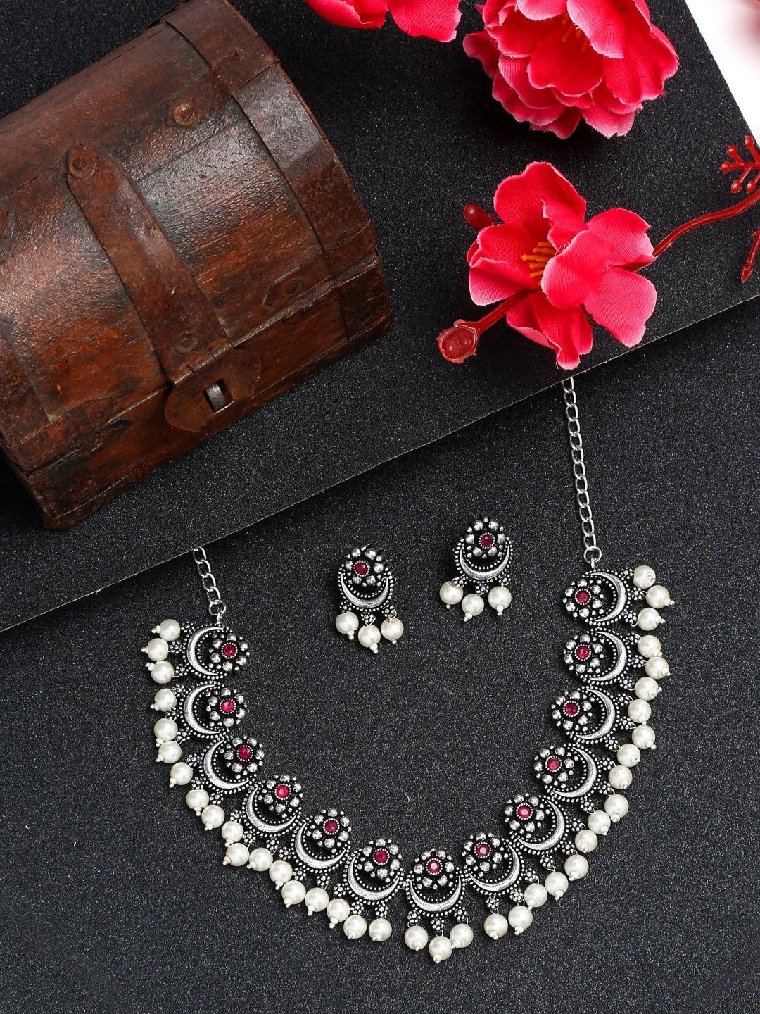 

DIVASTRI Silver Plated Stones Studded & Beaded Jewellery Set