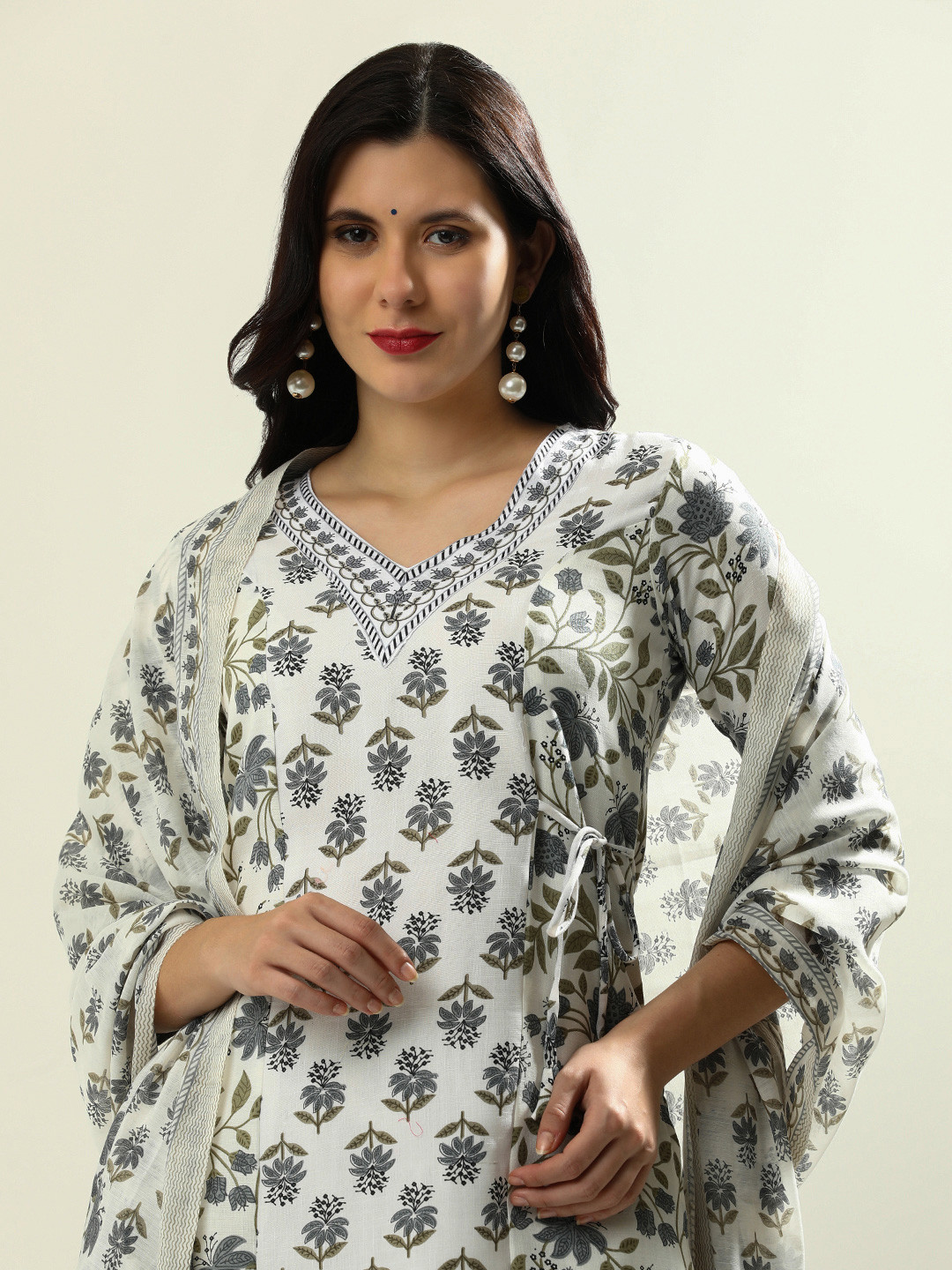 

Jaipur Kurti Women Floral Printed Regular Phulkari Kurta with Trousers & With Dupatta, White
