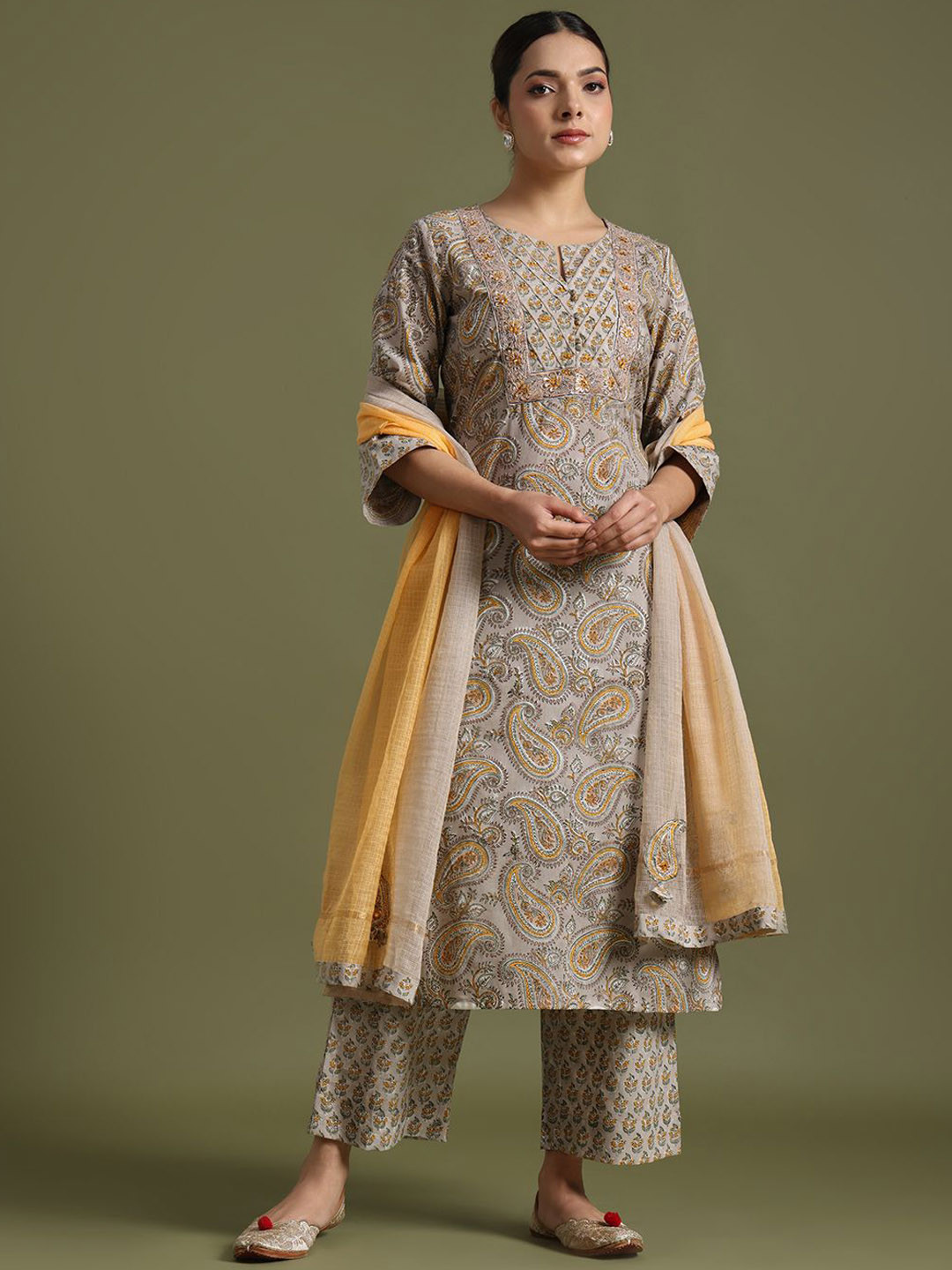 

JAIPURIBANNO Women Printed Regular Gotta Patti Pure Cotton Kurta with Trousers & With Dupatta, Grey