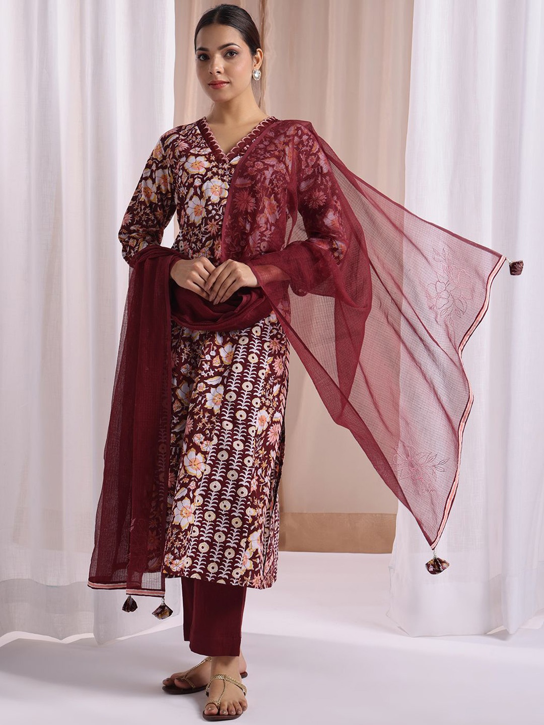 

JAIPURIBANNO Women Floral Printed Regular Gotta Patti Pure Cotton Kurta with Trousers & With Dupatta, Maroon