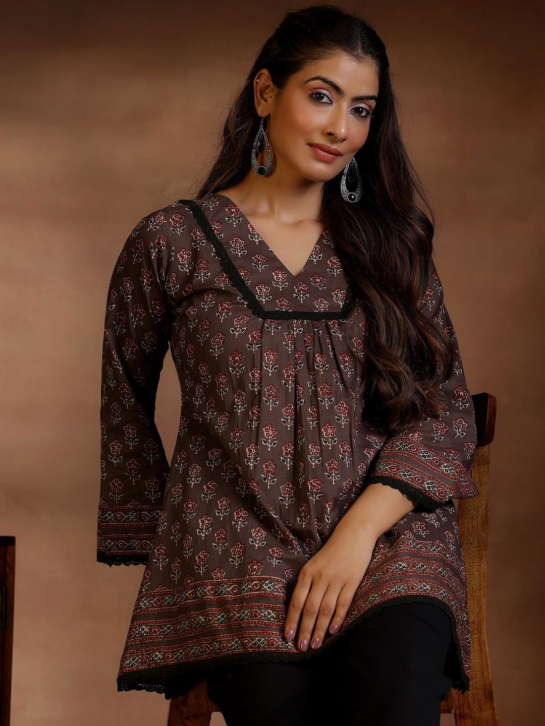 

Libas Floral Printed V-Neck Pure Cotton Pleated Kurti, Grey