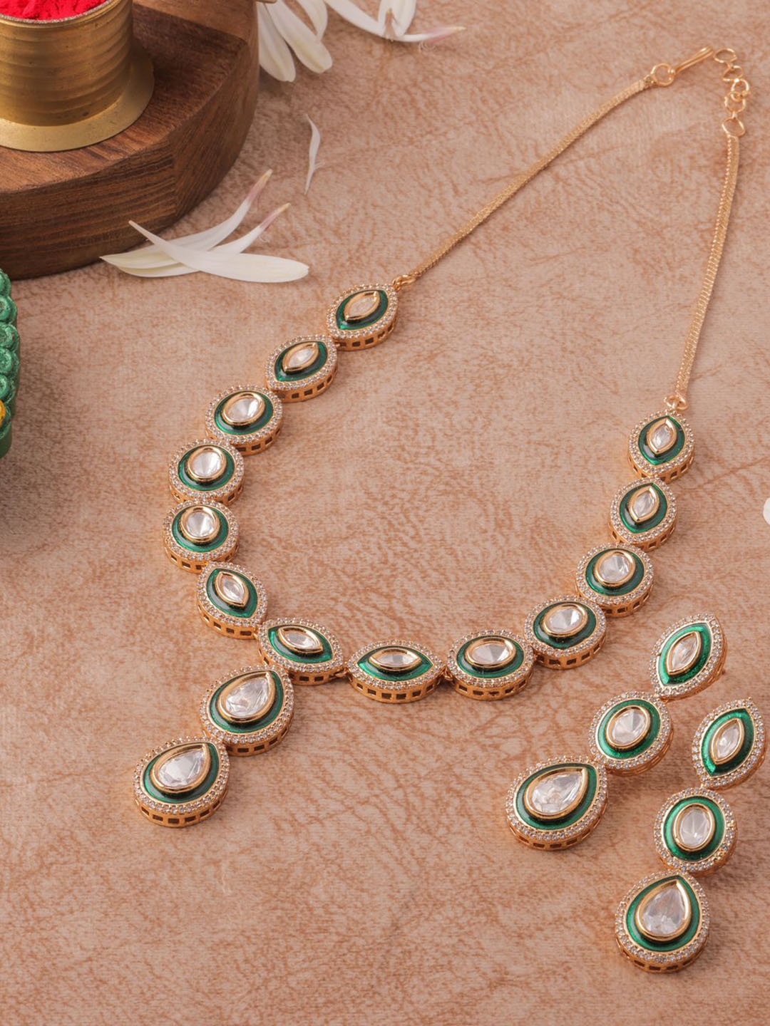 

NIRAMYA Kundan Studded Jewellery Set, Gold