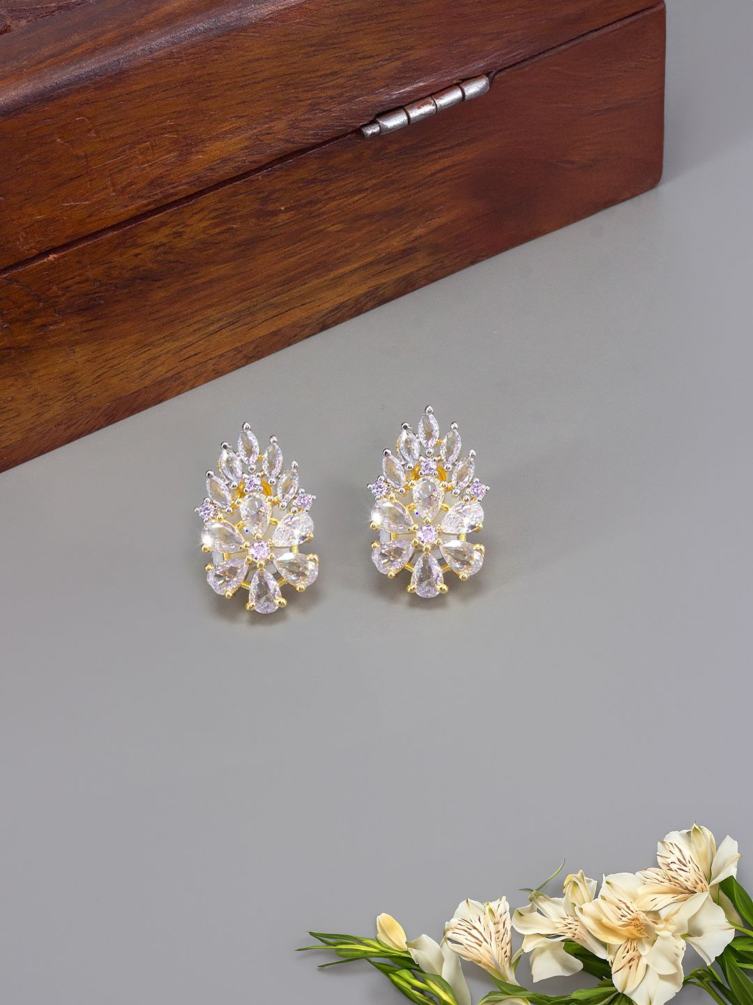 

PRIVIU Floral Studs Earrings, Gold