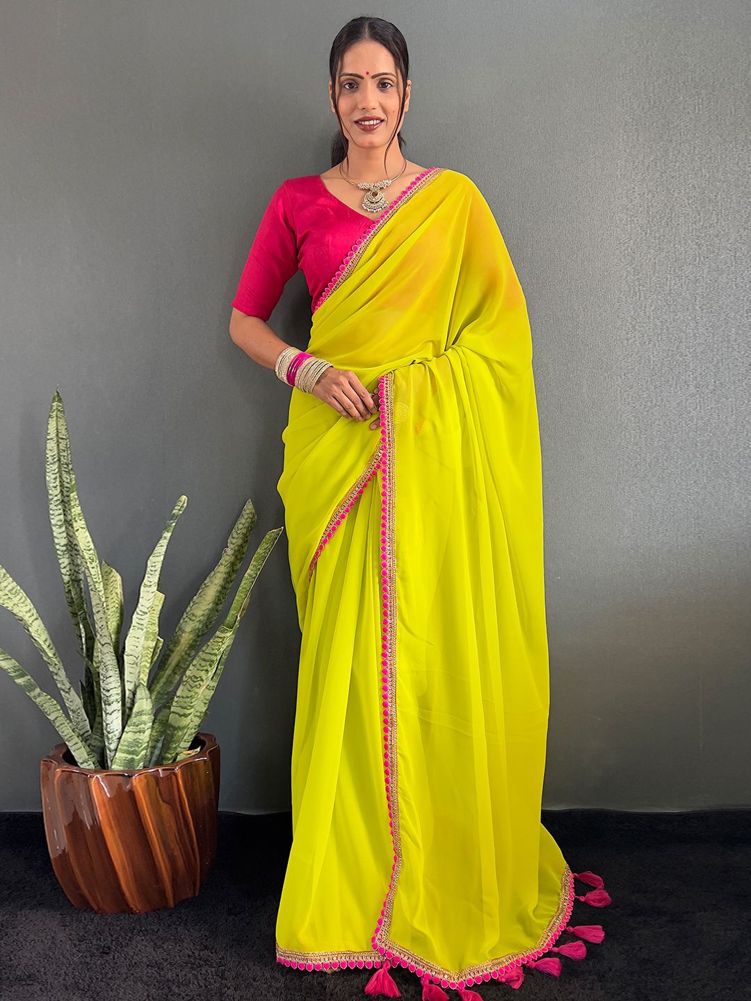

Panzora Embellished Georgette Lace Border Saree, Green