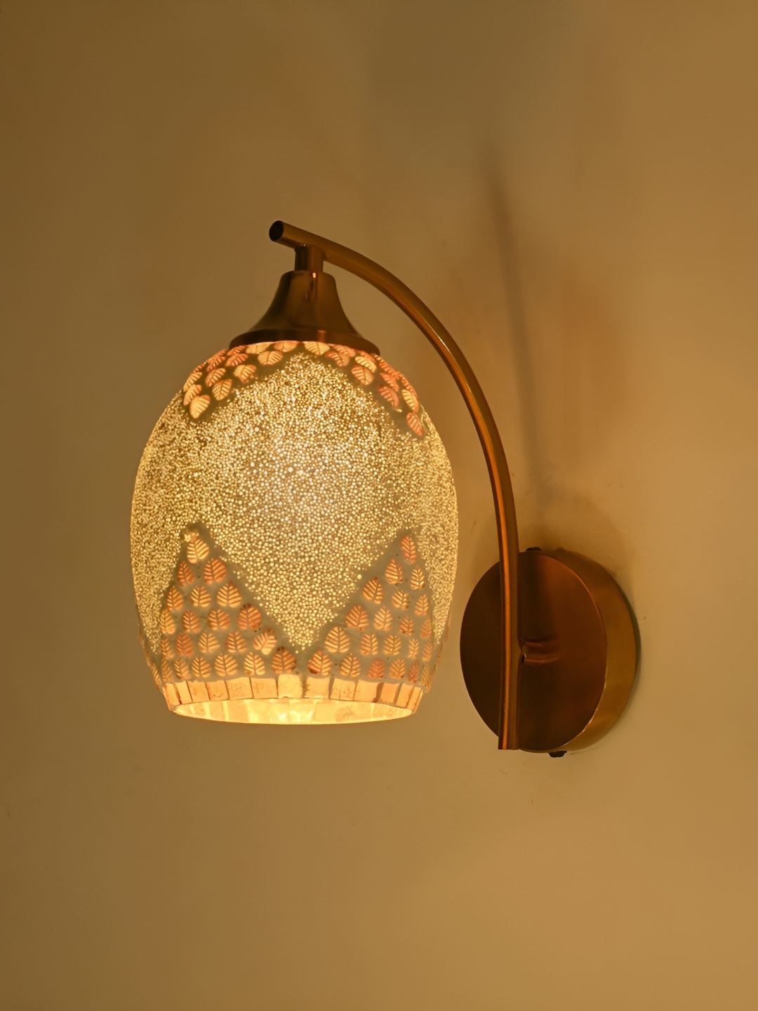 

Afast Gold-Toned & White Metal Rectangle Shaped Wall Lamp