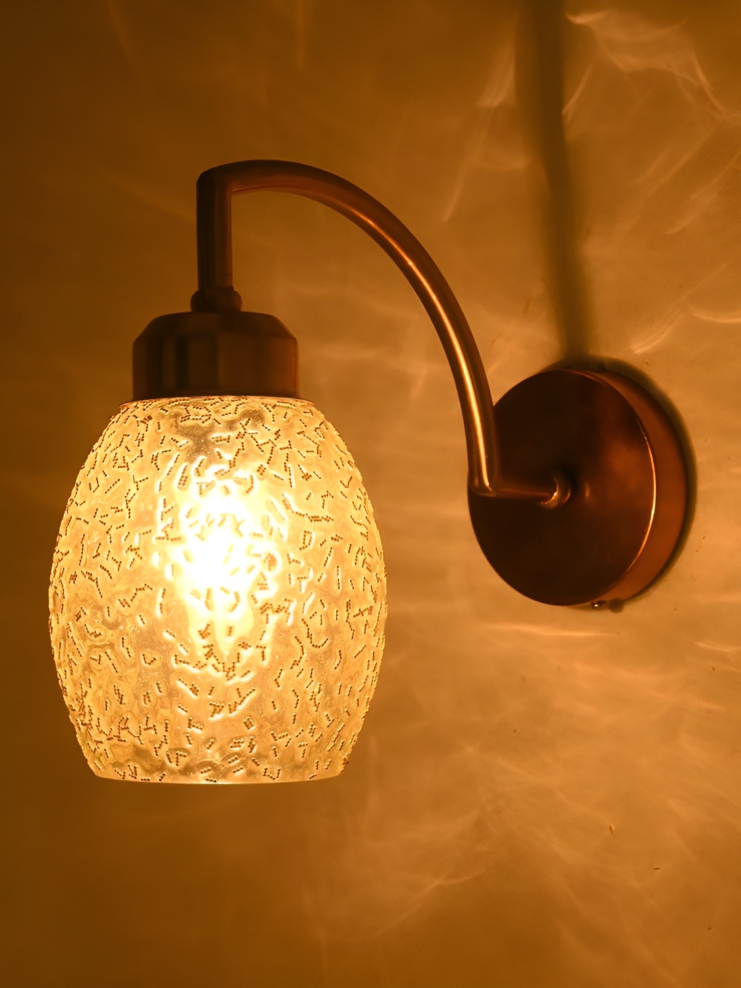 

Afast White & Gold-Toned Metal Rectangle Shaped Wall Lamp