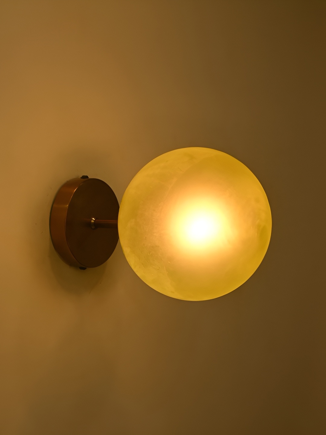 

Afast Yellow Metal Rectangle Shaped Wall Lamp