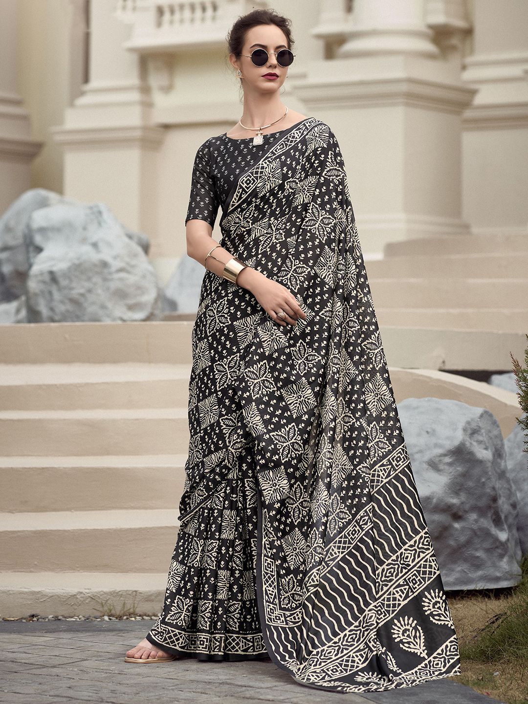

Mitera Geometric Printed Saree, Black