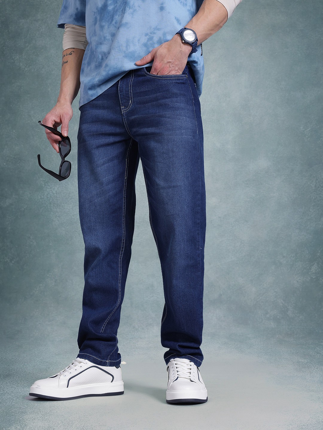 

The Roadster Life Co. Men Mid-Rise Light Fade Stretchable Relaxed Fit Jeans, Navy blue