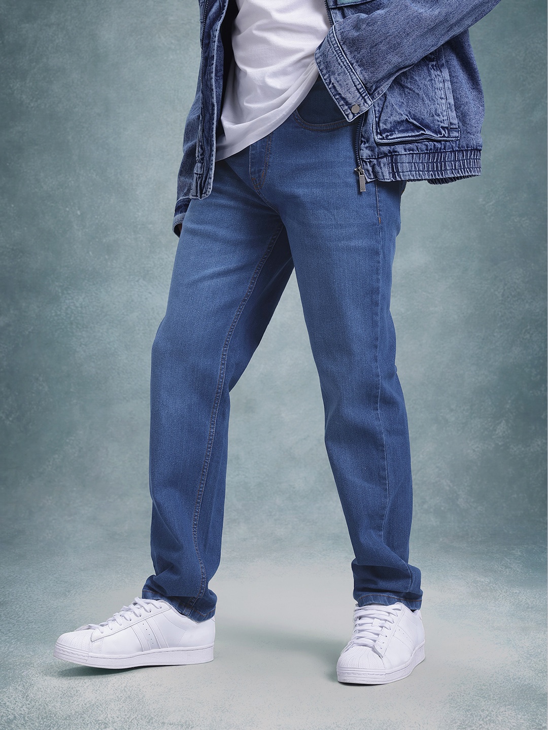 

The Roadster Life Co. Men Relaxed Fit Light Fade Stretchable Jeans, Blue