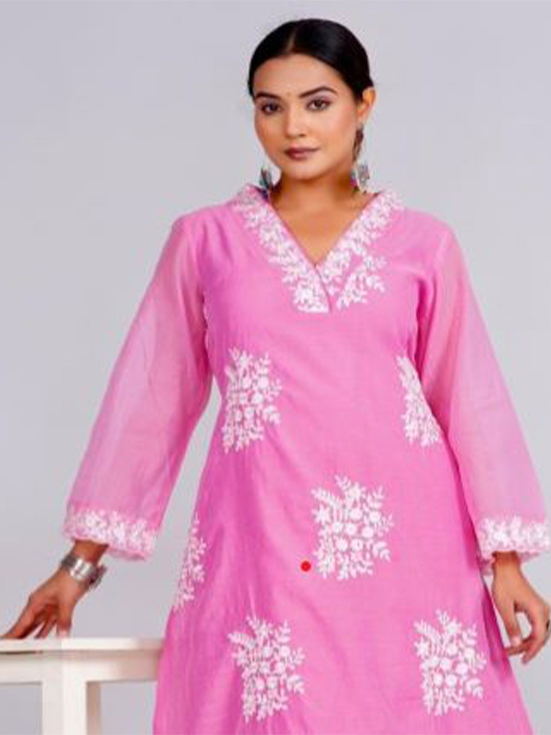 

Bahe Kurtiz Women Ethnic Motifs Embroidered Regular Thread Work Chanderi Cotton Kurta with Trousers, Pink