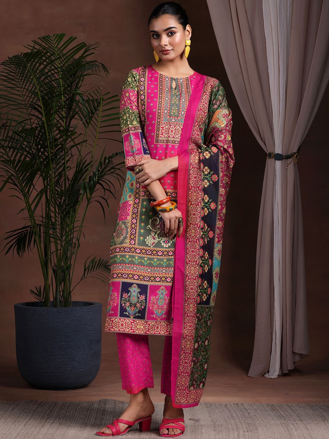 

Libas Women Ethnic Motifs Printed Regular Kurta with Trousers & With Dupatta, Pink