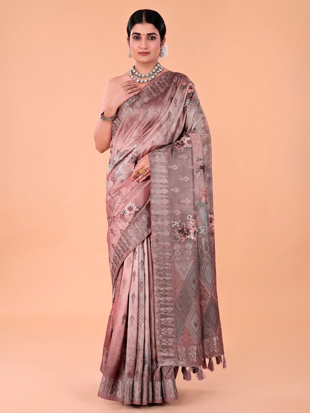 

NAAREE COLLECTION Women Floral Printed Saree, Peach
