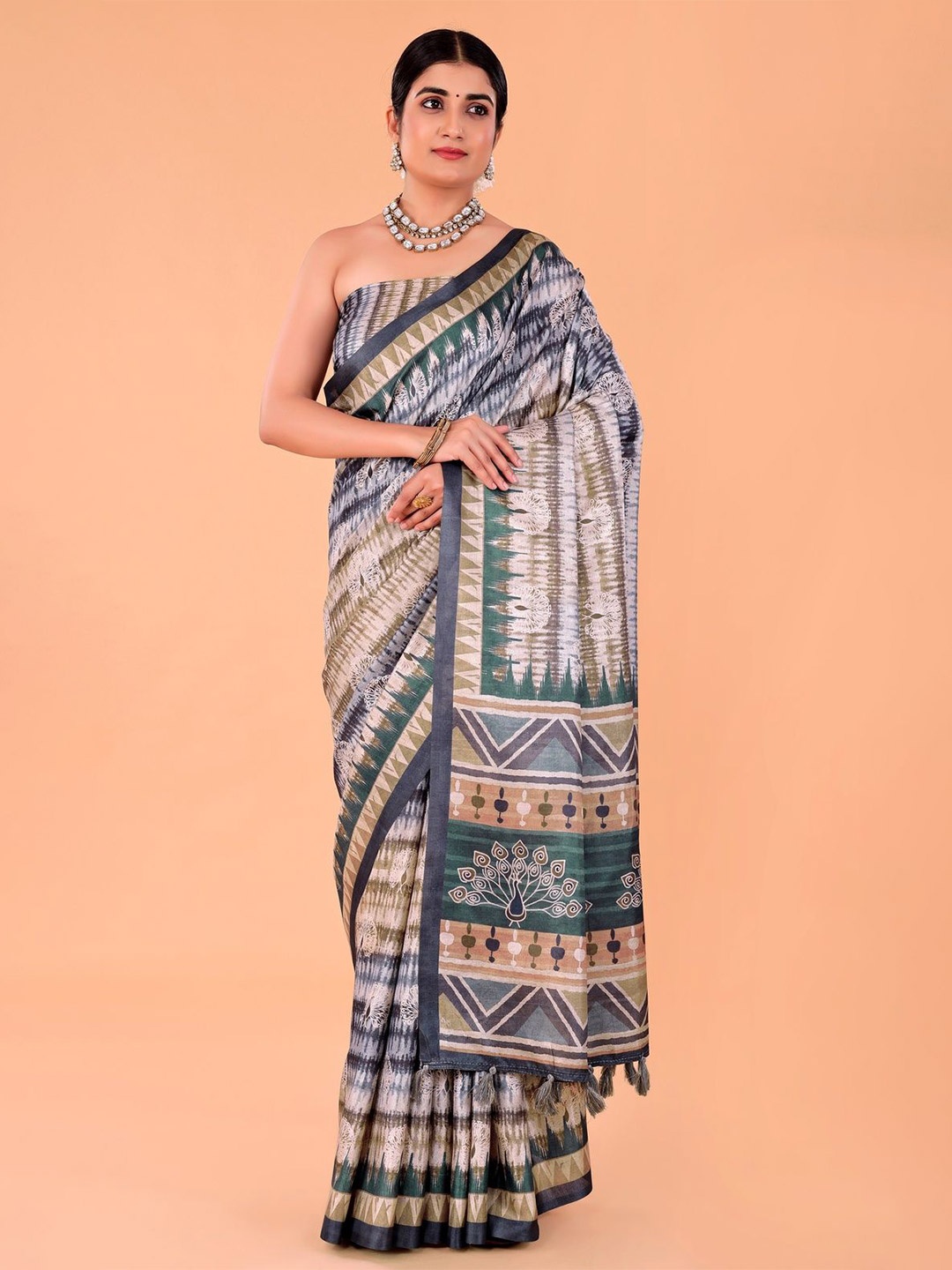 

NAAREE COLLECTION Floral Printed Saree, Multi