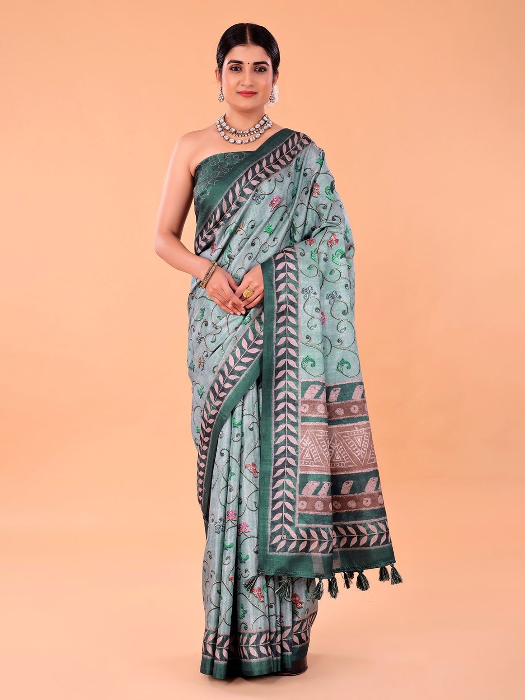 

NAAREE COLLECTION Women Floral Printed Saree With Blouse Piece, Green